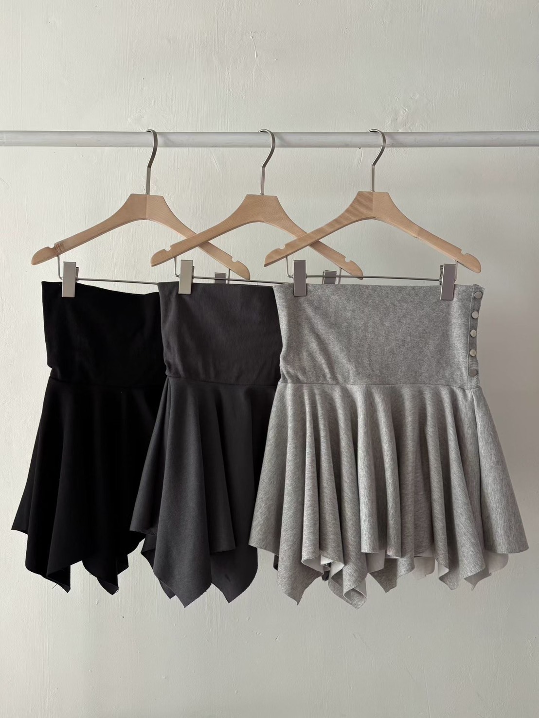 不規則側鉚釘短裙