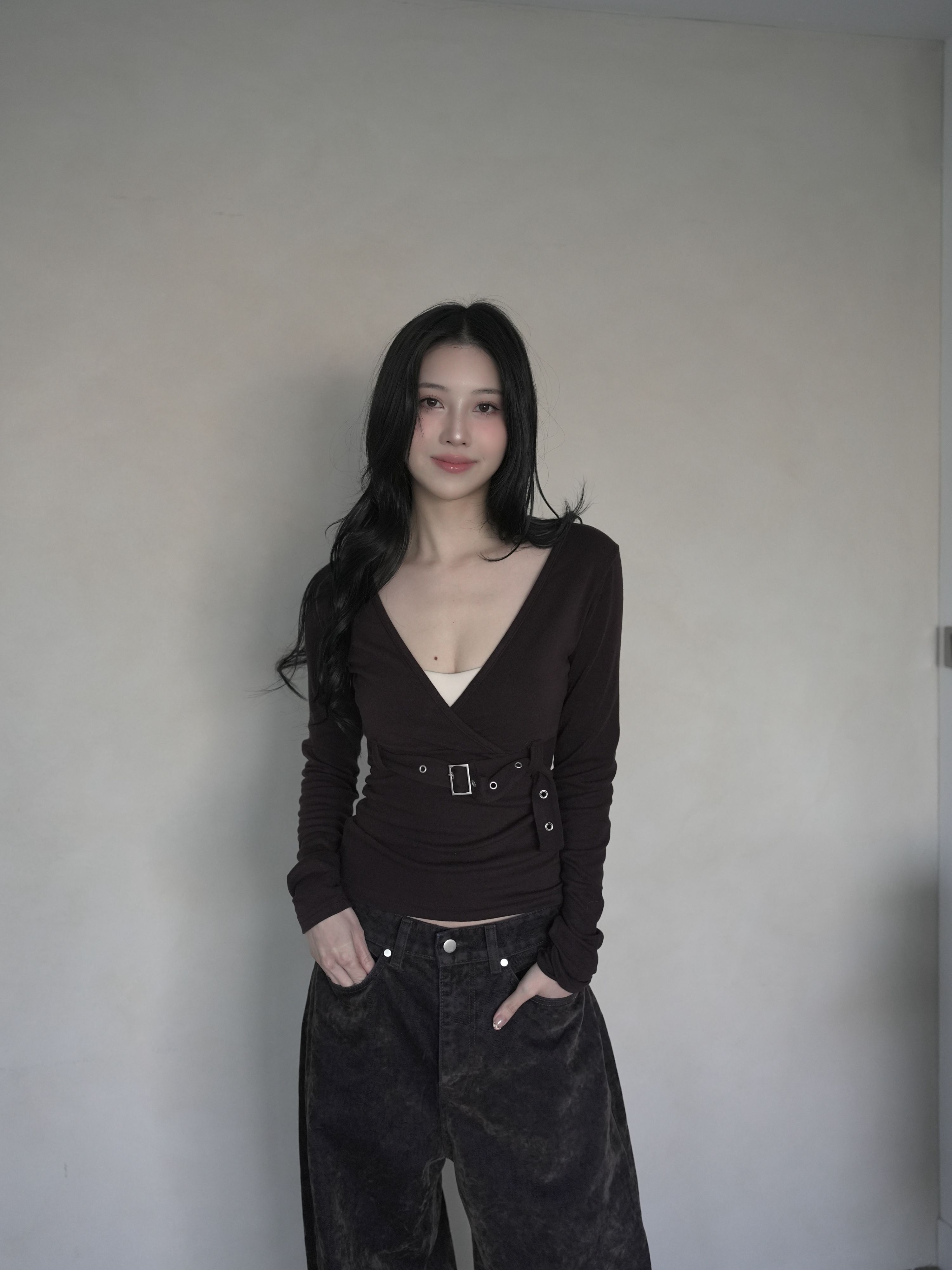 暗黑甜辣皮帶扣深V上衣