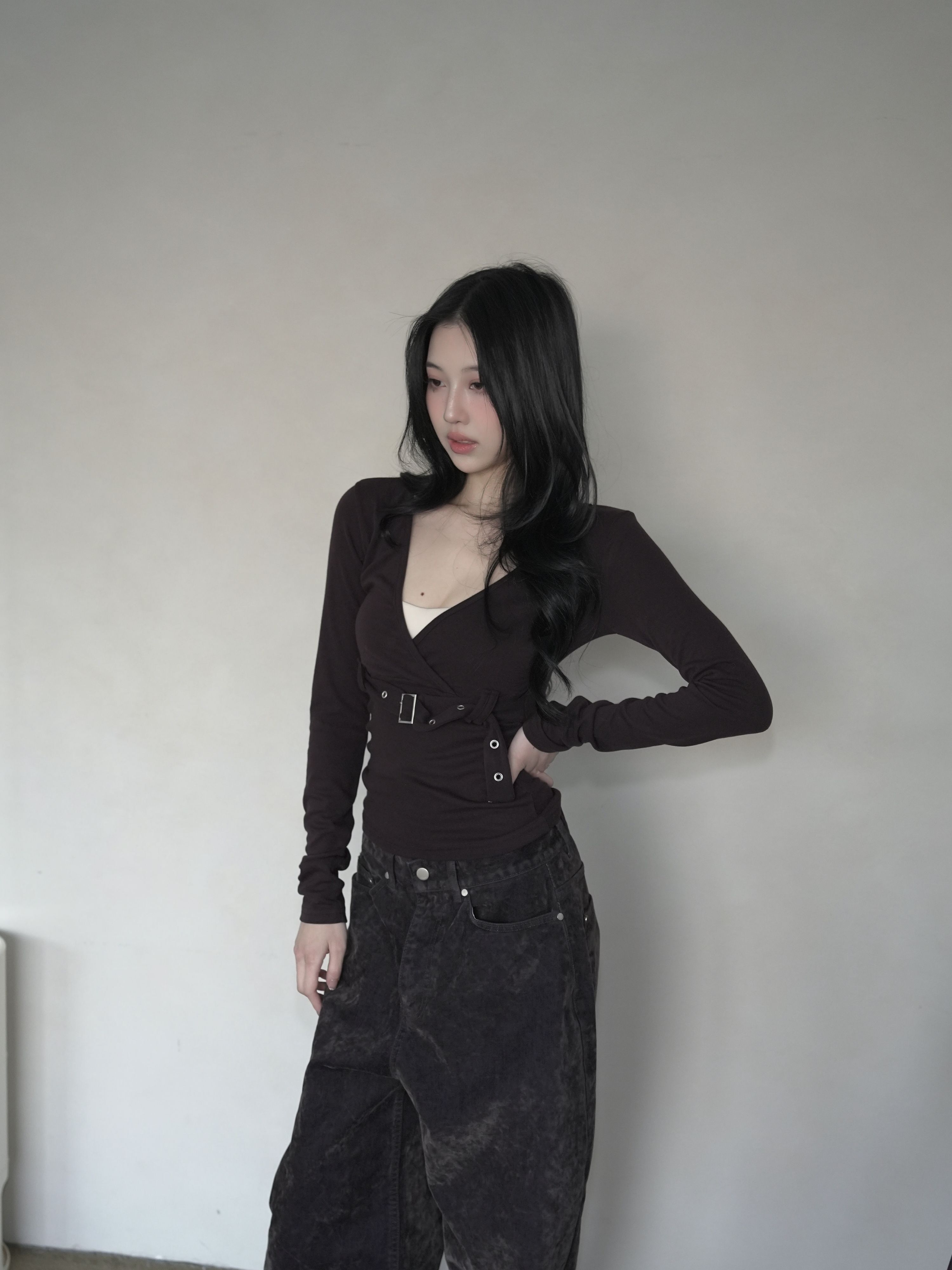 暗黑甜辣皮帶扣深V上衣