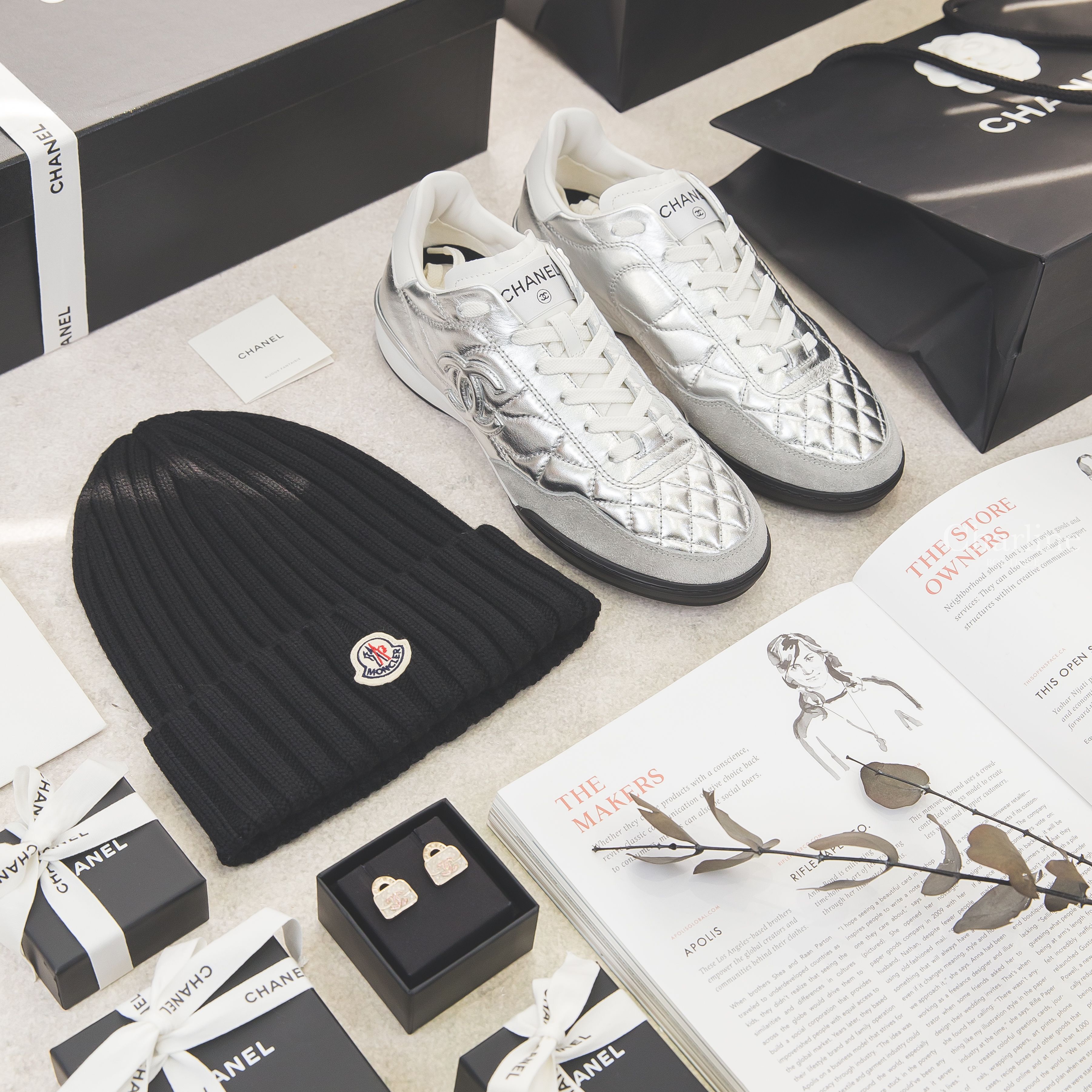 Moncler 黑色刺繡Logo羊毛針織毛帽,Chanel 銀色銀CC菱格紋拼灰色麂皮/白色小牛皮黑底運動鞋,Chanel 粉色水鑽雙CC字母白色手提包包耳環-Charline Boutique 精品代購