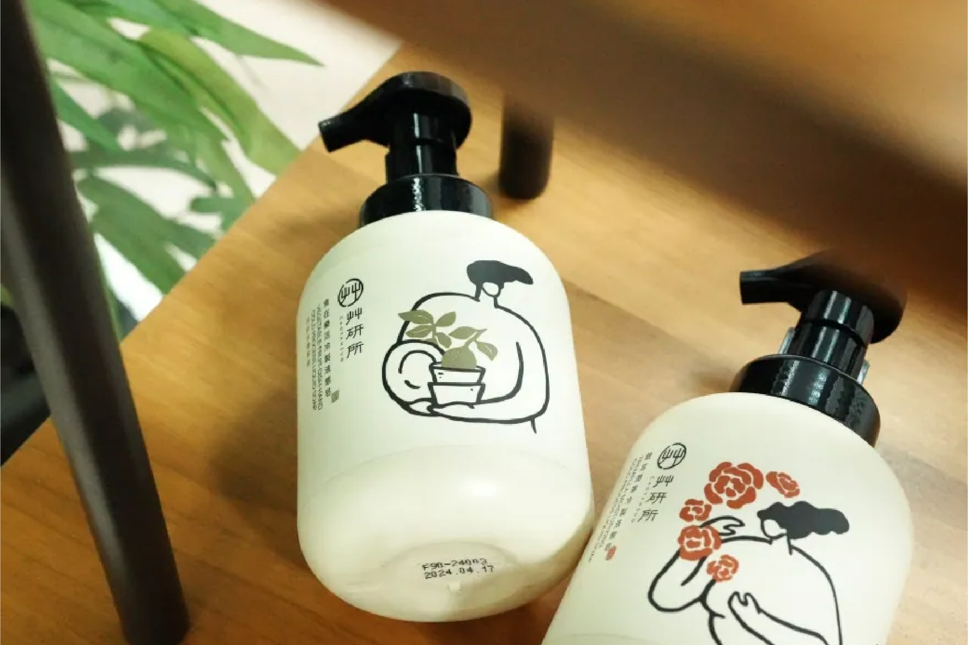 艸研所冷製液態皂手部清潔情境-全油脂皂化配方不含化學界面活性劑