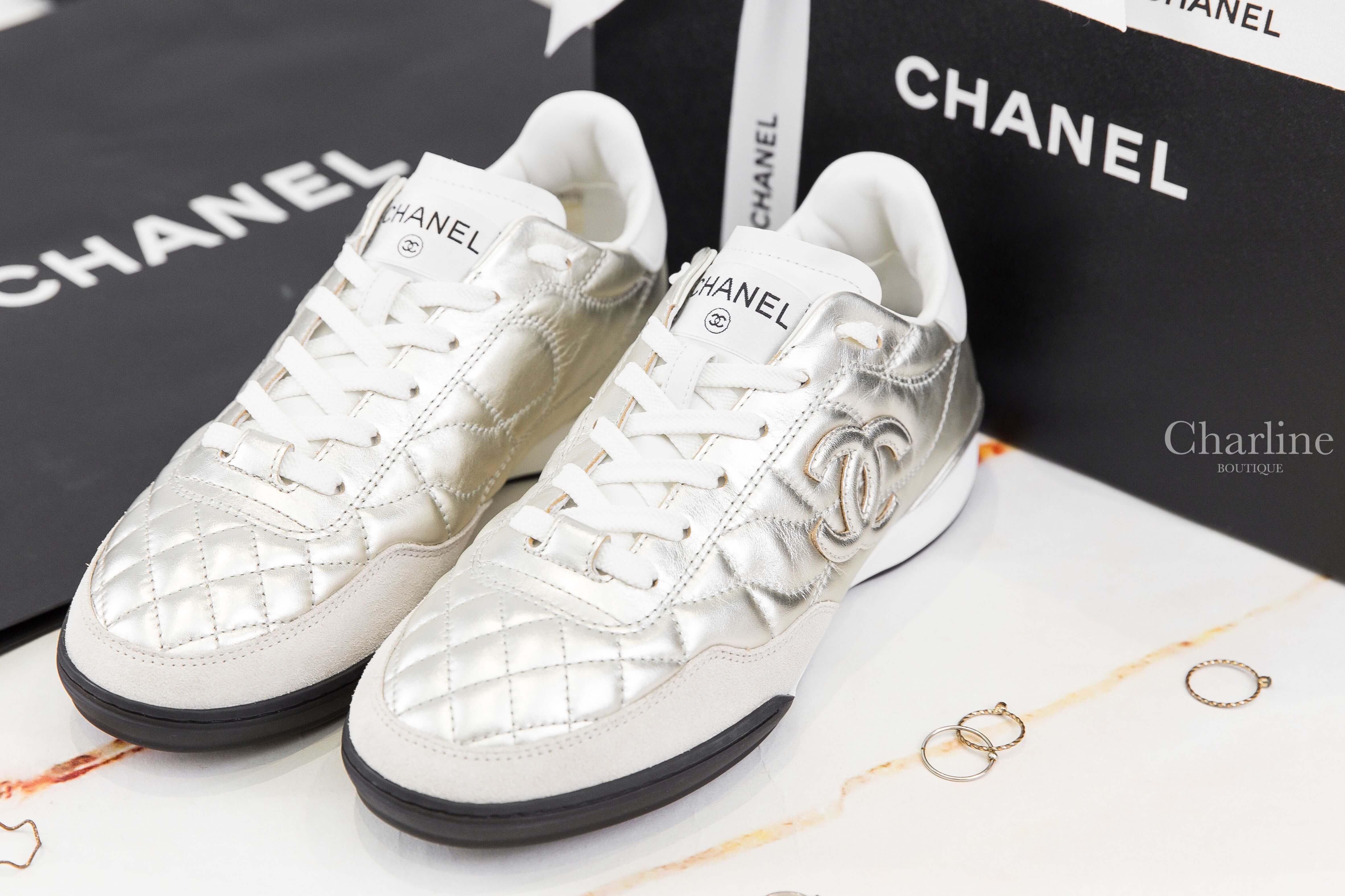 Chanel Trainers 香檳銀同色CC菱格紋拼灰色麂皮/白色小牛皮黑底運動鞋-Charline Boutique 精品代購