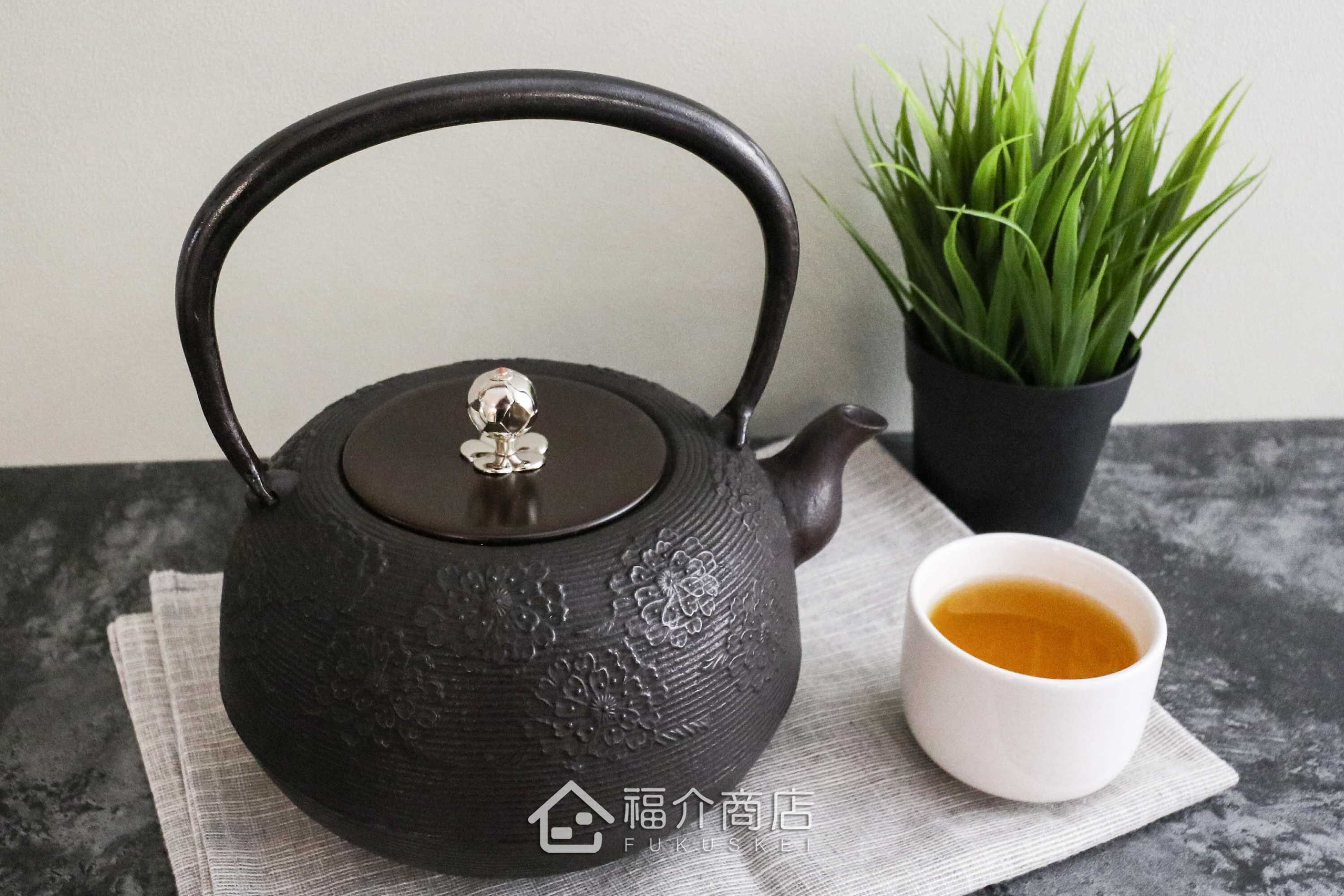 佐藤勝芳所製作的日本鑄鐵壺,壺身設計櫻花造型紋樣,煮水泡茶用的鐵壺