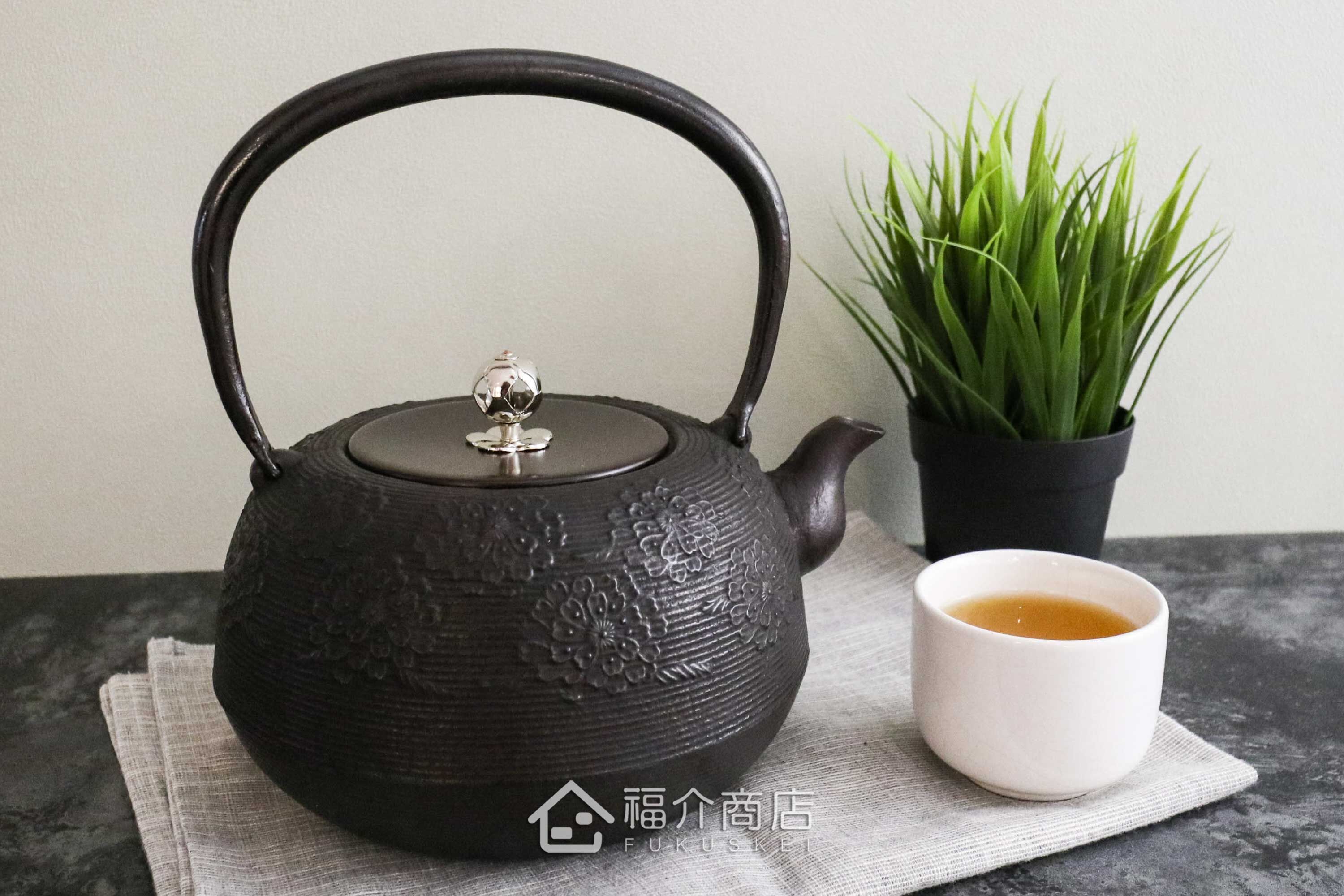 佐藤勝芳所製作的日本鑄鐵壺,壺身設計櫻花造型紋樣,煮水泡茶用的鐵壺