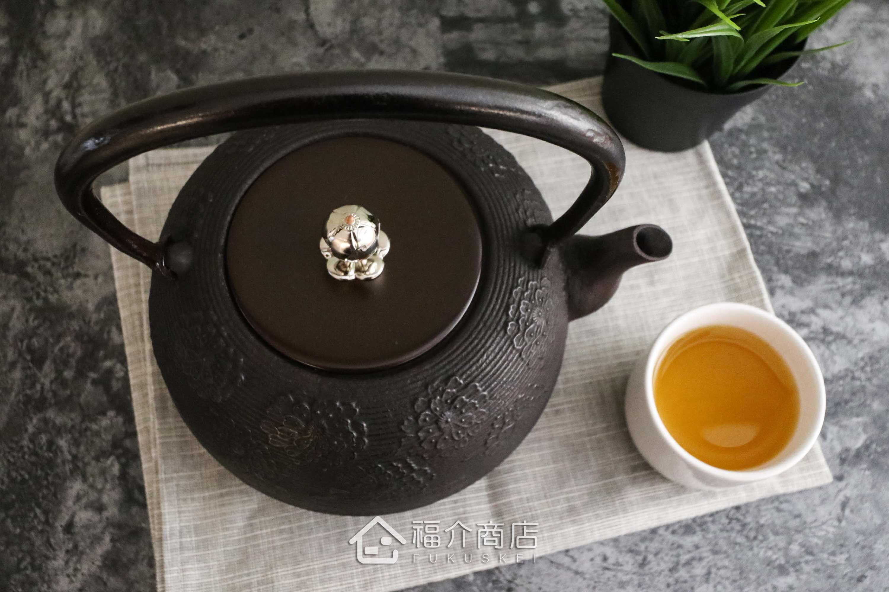 佐藤勝芳所製作的日本鑄鐵壺,壺身設計櫻花造型紋樣,煮水泡茶用的鐵壺