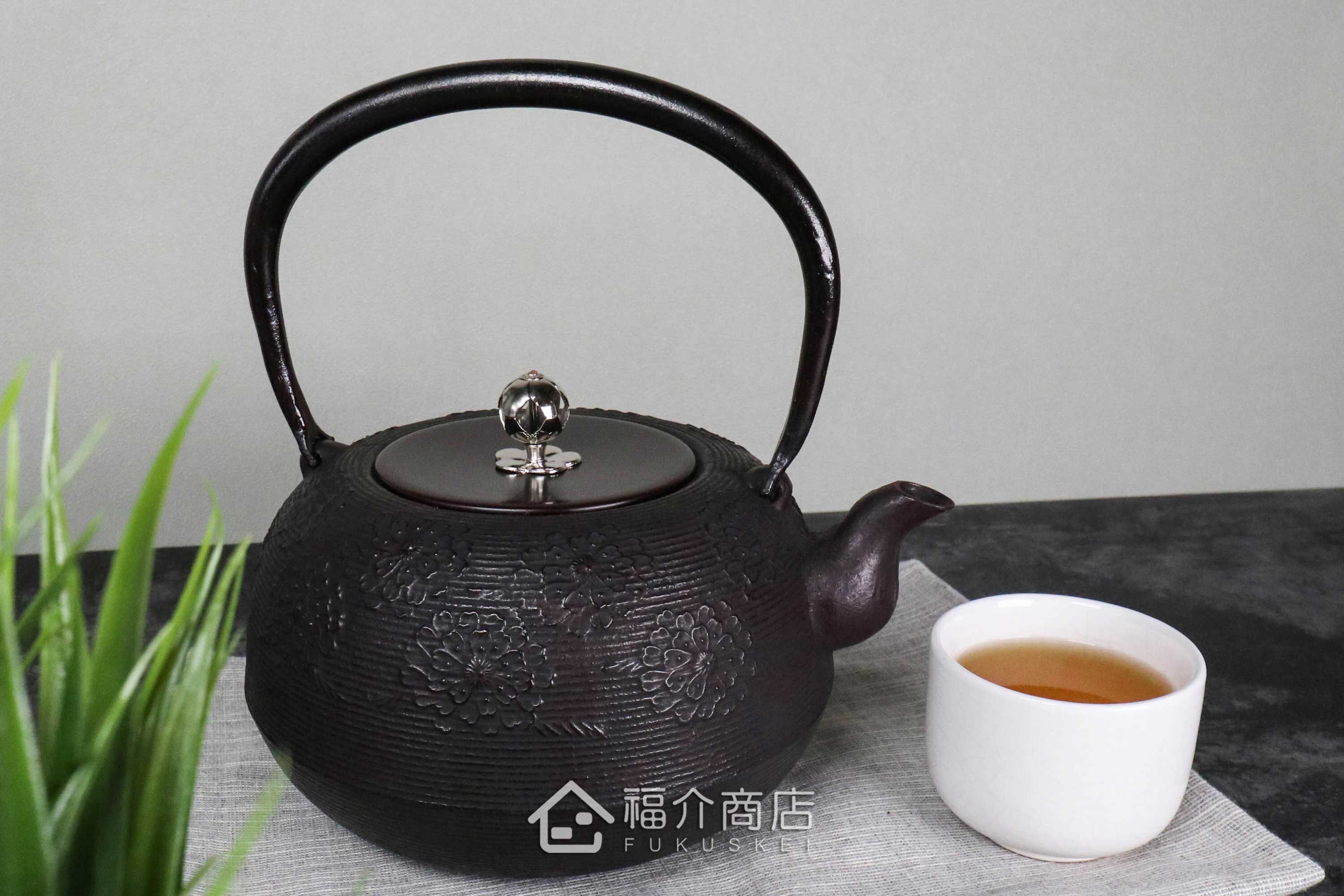 佐藤勝芳所製作的日本鑄鐵壺,壺身設計櫻花造型紋樣,煮水泡茶用的鐵壺