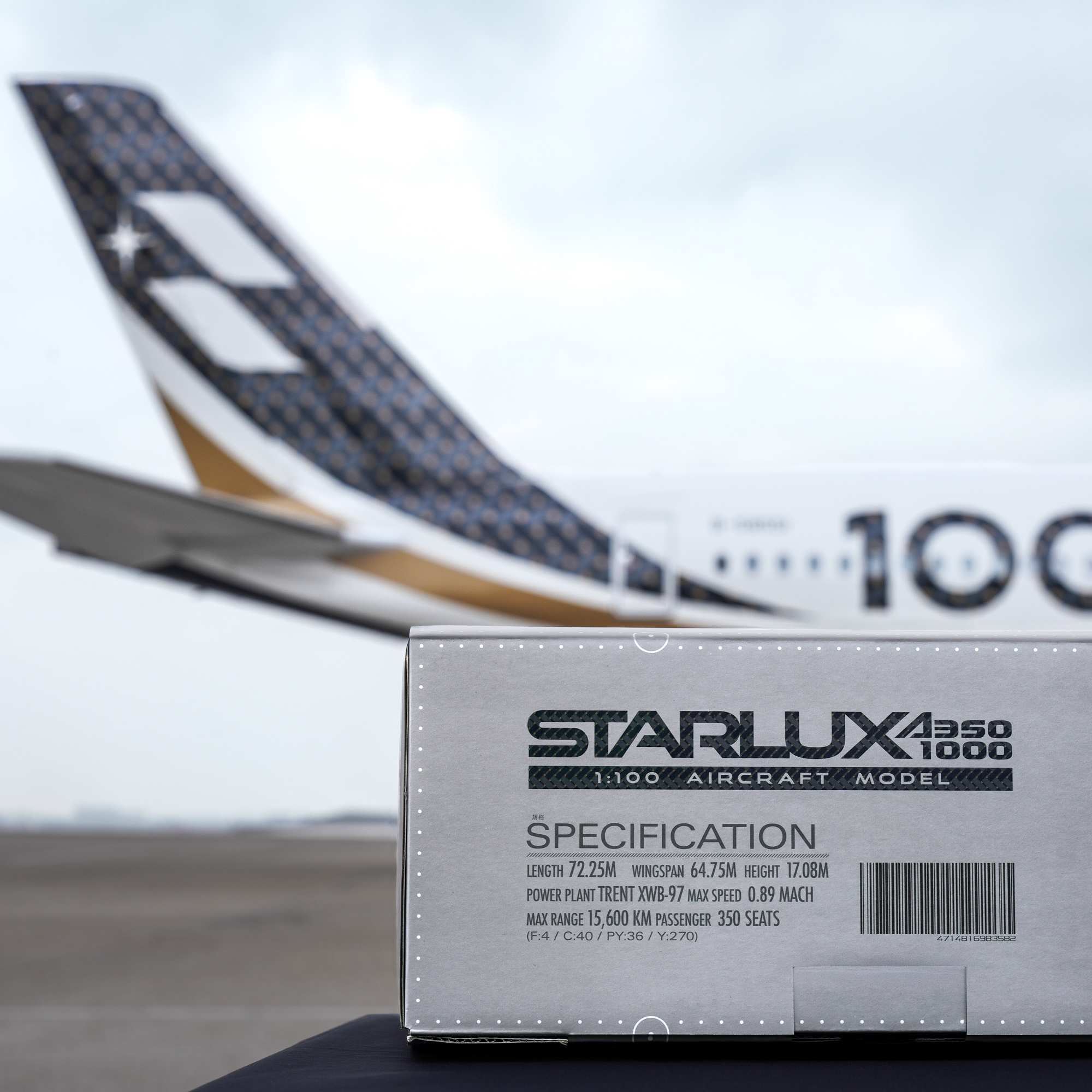 STARLUX | A350-1000 1:100 Airplane Model (B-58551)