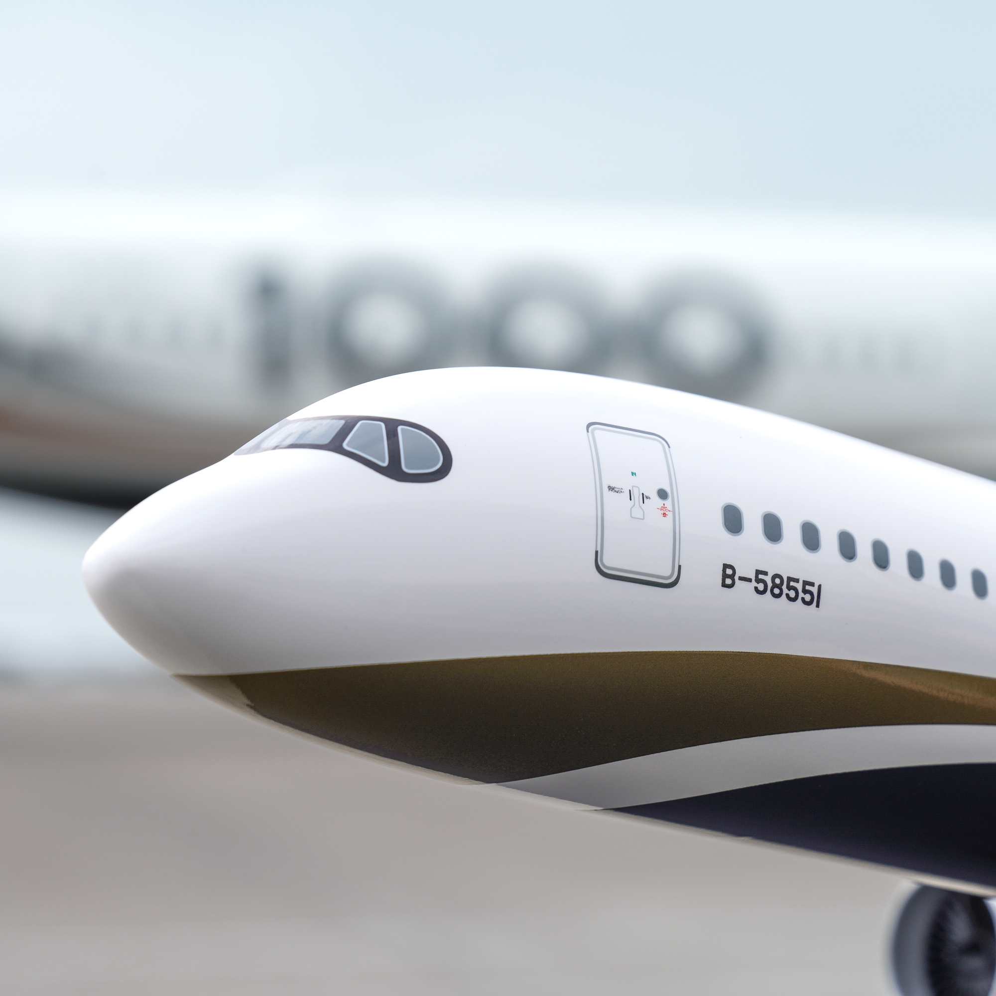 STARLUX | A350-1000 1:100 Airplane Model (B-58551)
