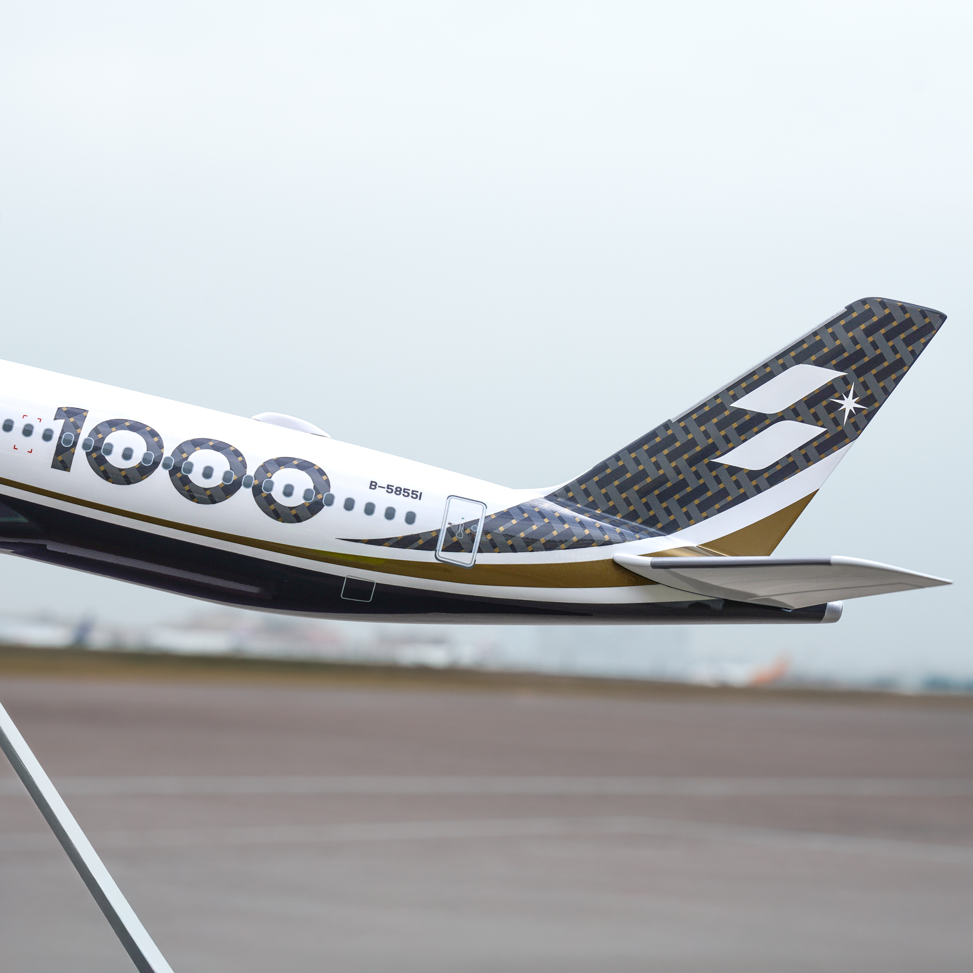 STARLUX | A350-1000 1:100 Airplane Model (B-58551)