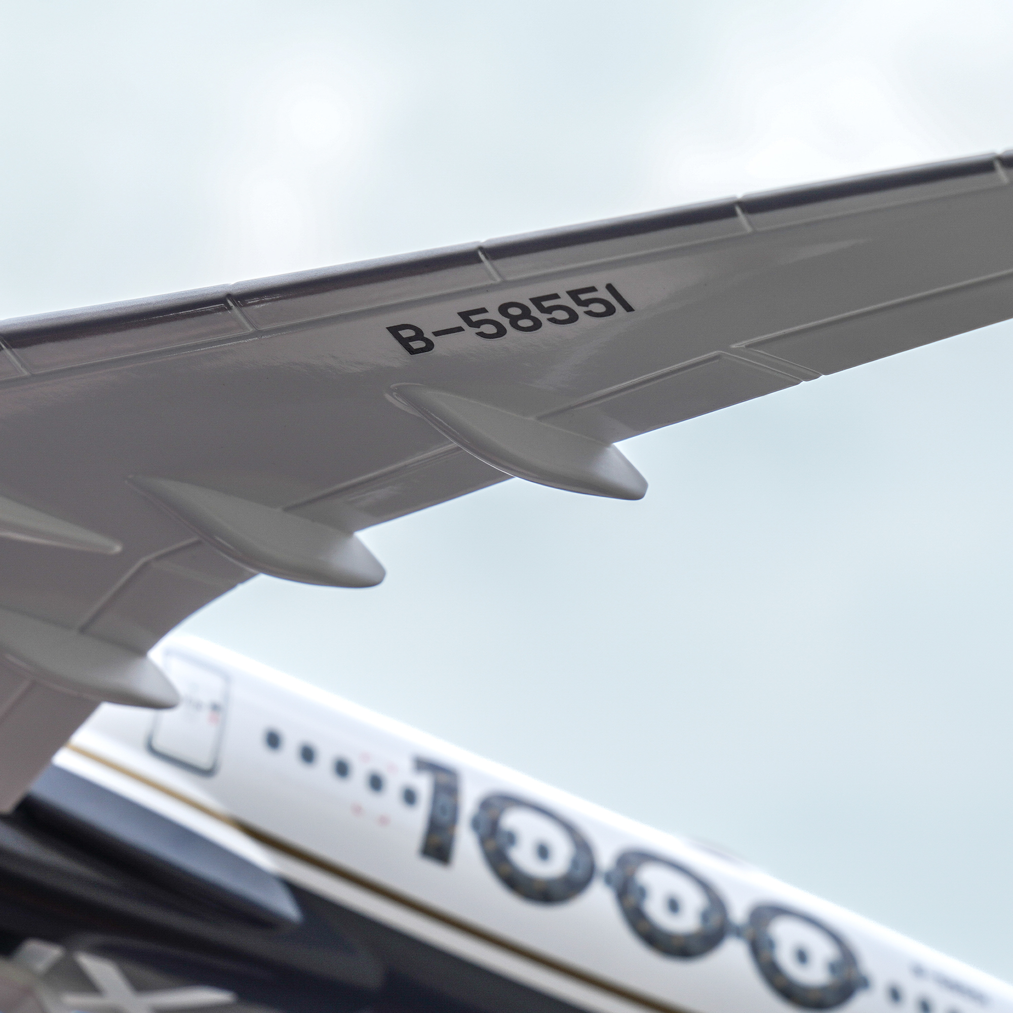 STARLUX | A350-1000 1:100 Airplane Model (B-58551)