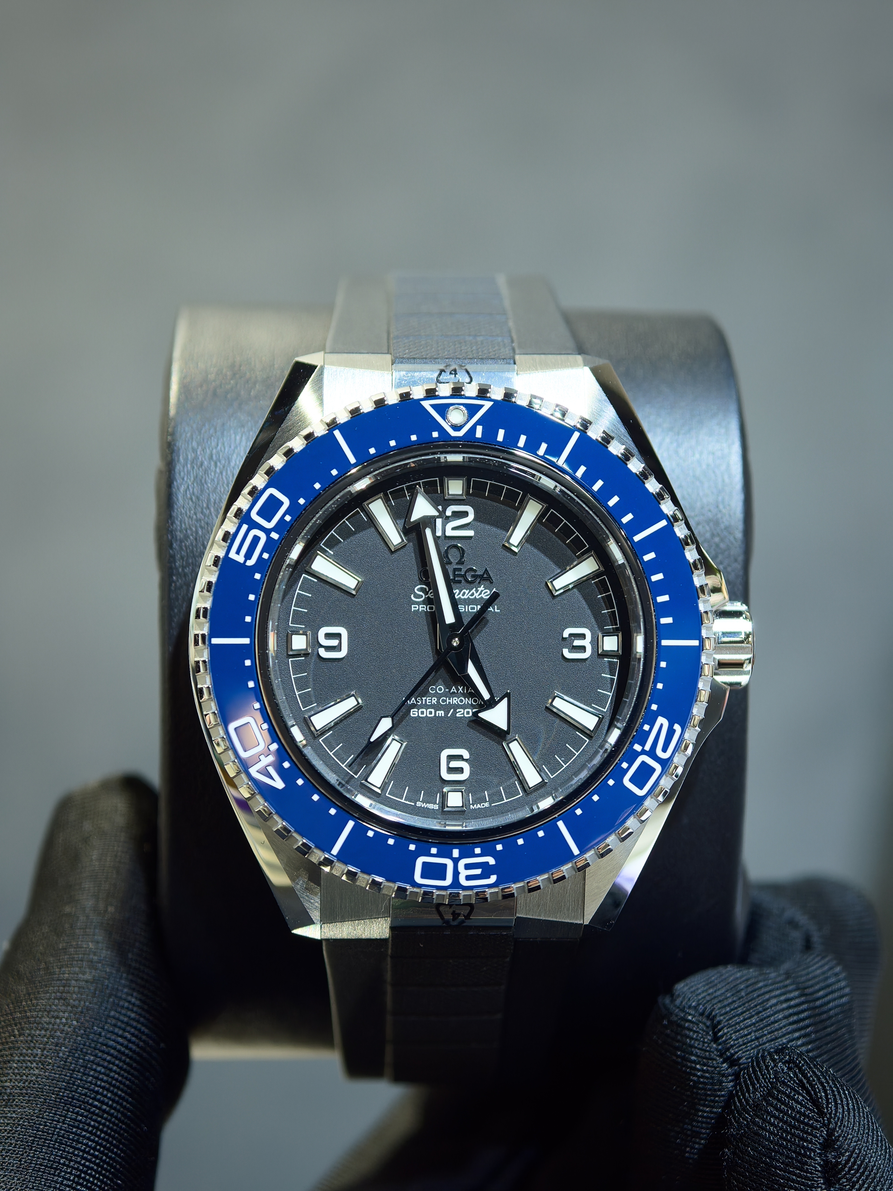 BRAND NEW OMEGA  217.32.42.21.01.002 21732422101002 SEA MASTER 600M STEEL PLANET OCEAN BLACK DIAL BLUE CERAMIC BEZEL RUBBER STRAP 42MM