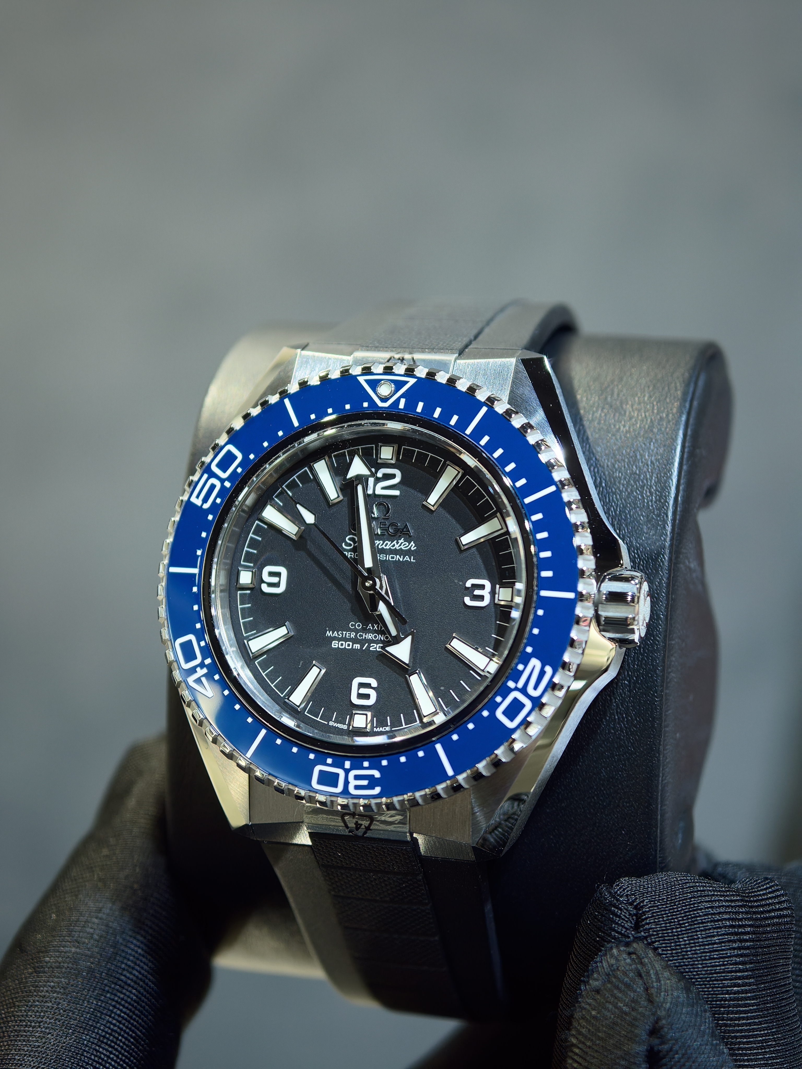 BRAND NEW OMEGA  217.32.42.21.01.002 21732422101002 SEA MASTER 600M STEEL PLANET OCEAN BLACK DIAL BLUE CERAMIC BEZEL RUBBER STRAP 42MM