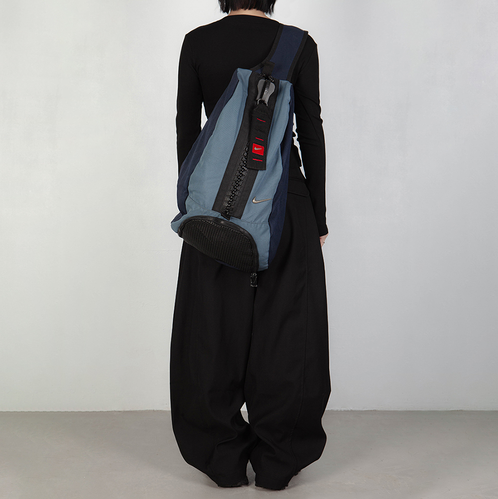 VINTAGE NIKE BIG ZIPPER SLING BAG