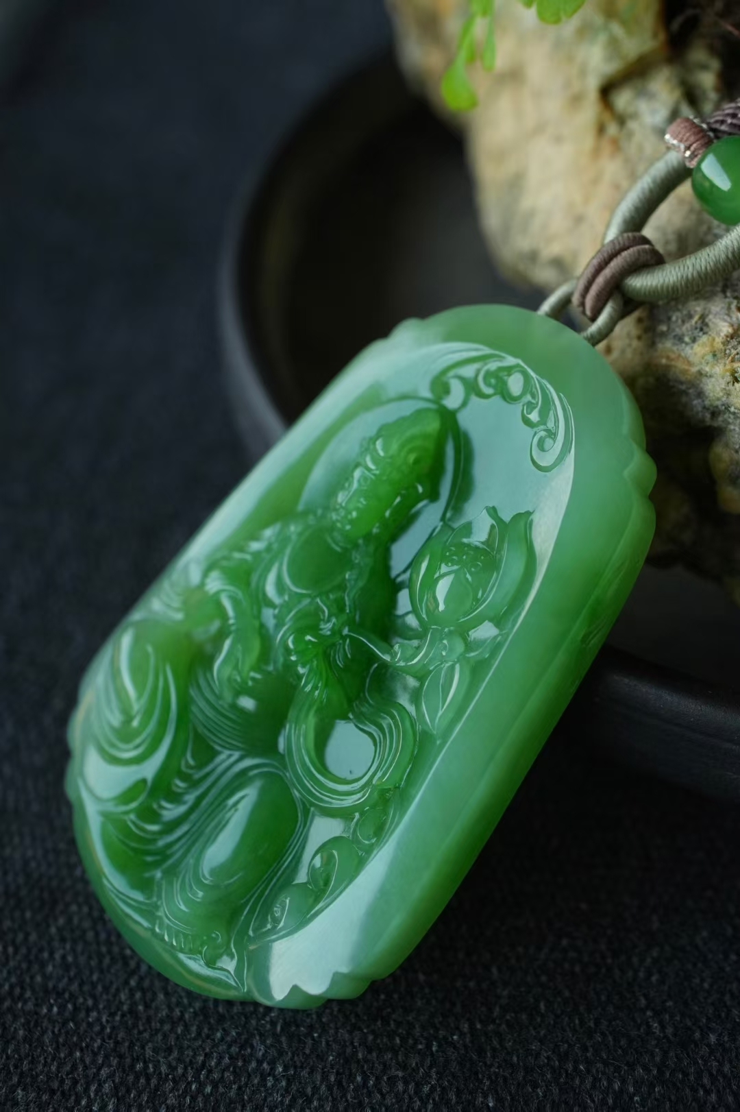 1229436 和田玉烏蘭烏德蘋果綠持蓮觀音掛件