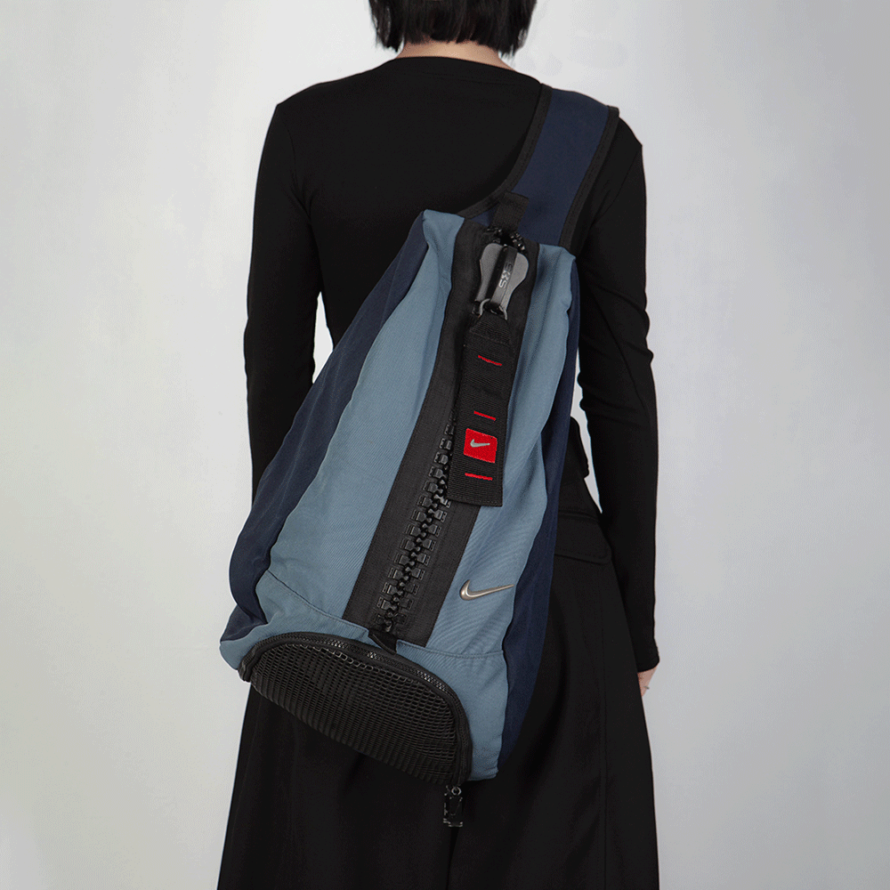 VINTAGE NIKE BIG ZIPPER SLING BAG