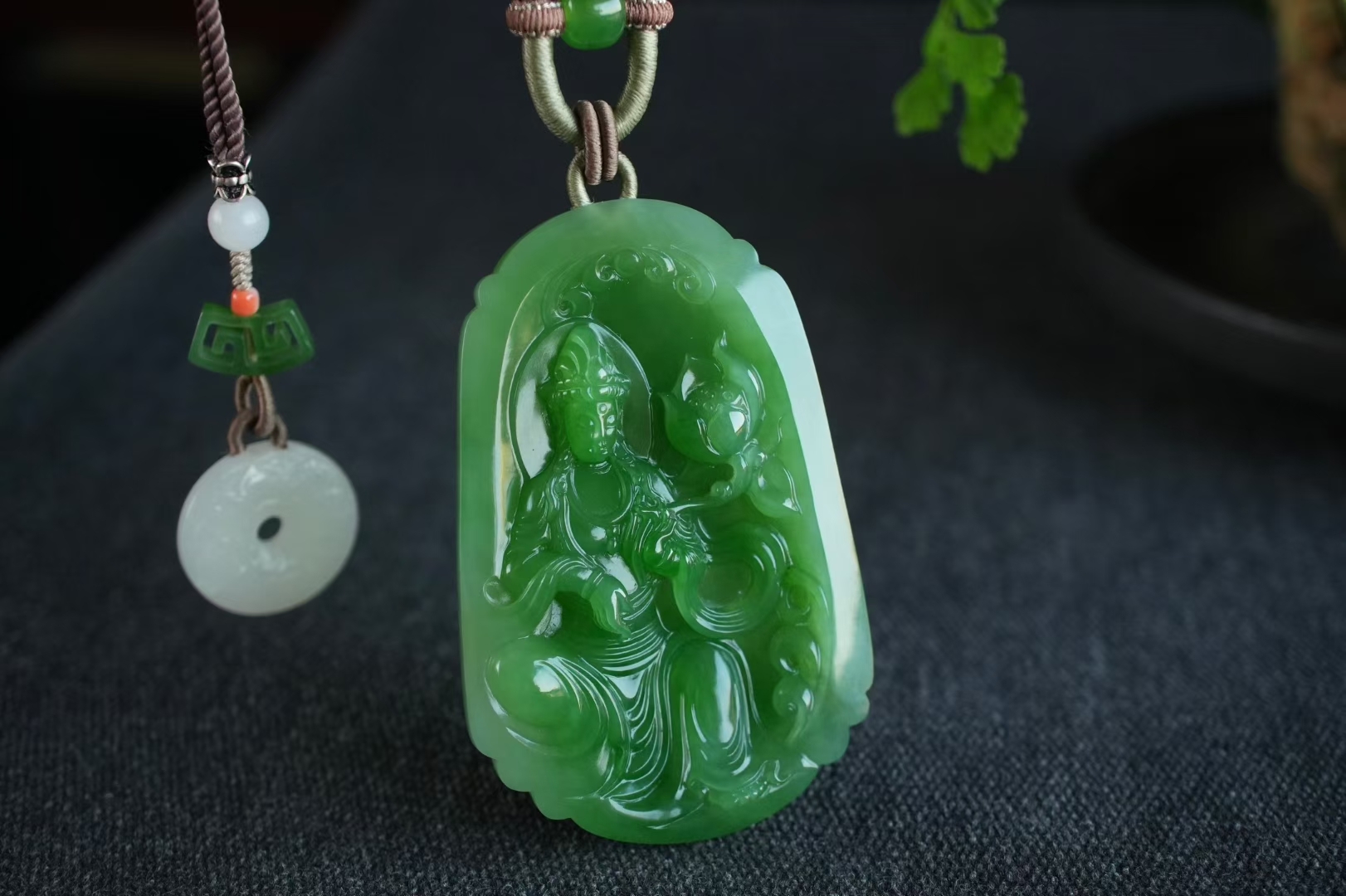 和田玉烏蘭烏德蘋果綠持蓮觀音掛件,天然和田玉軟玉