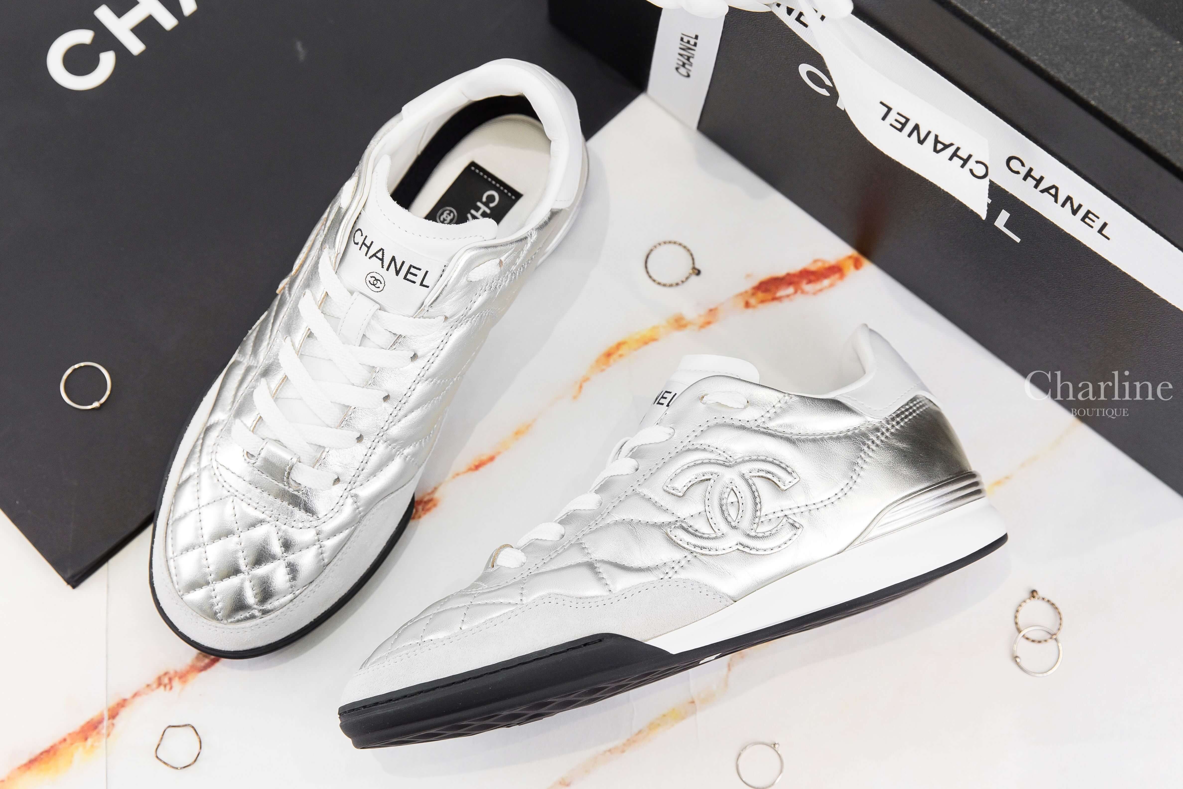 Chanel Trainers 銀色銀CC菱格紋拼灰色麂皮/白色小牛皮黑底運動鞋-Charline Boutique 精品代購