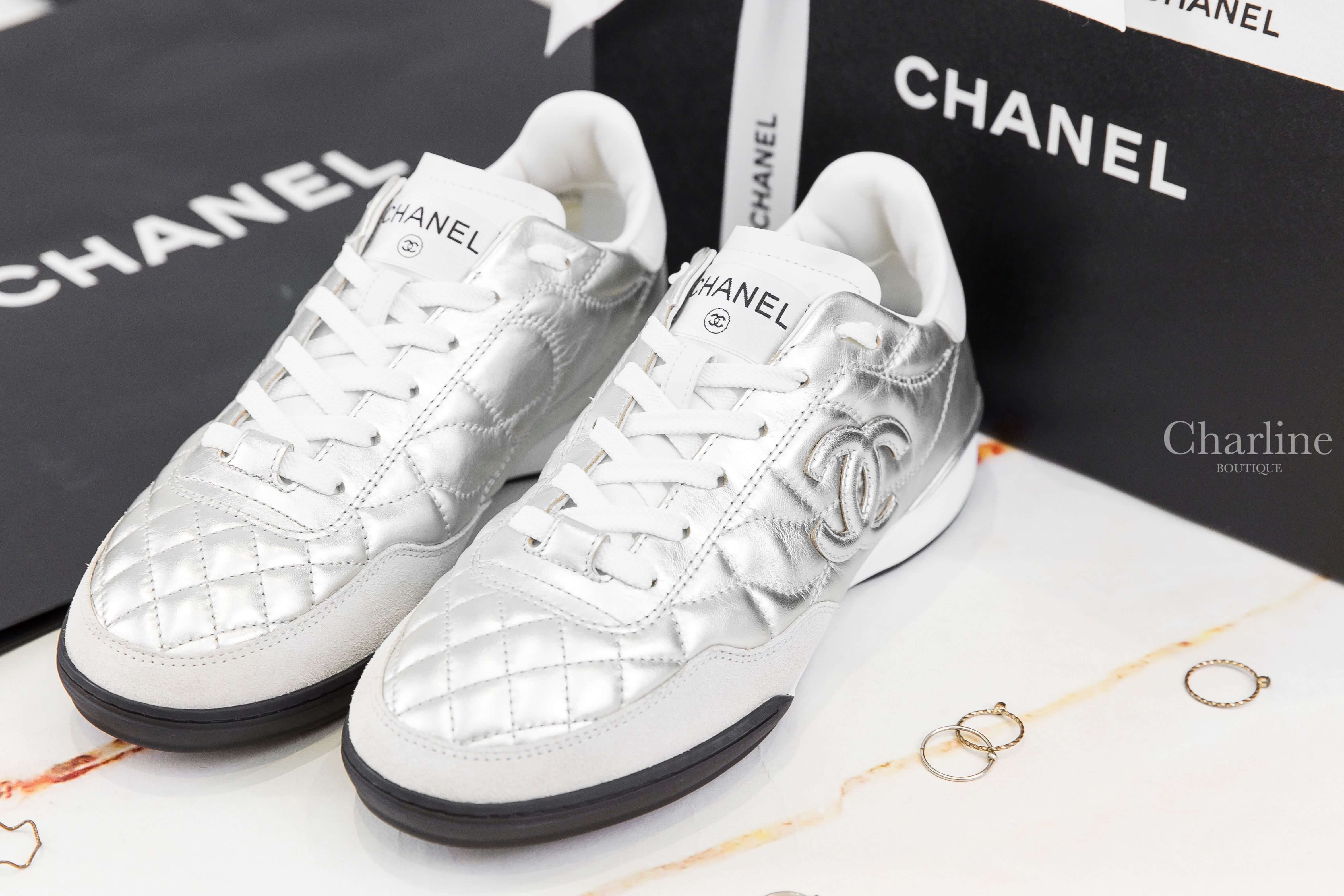 Chanel Trainers 銀色銀CC菱格紋拼灰色麂皮/白色小牛皮黑底運動鞋-Charline Boutique 精品代購