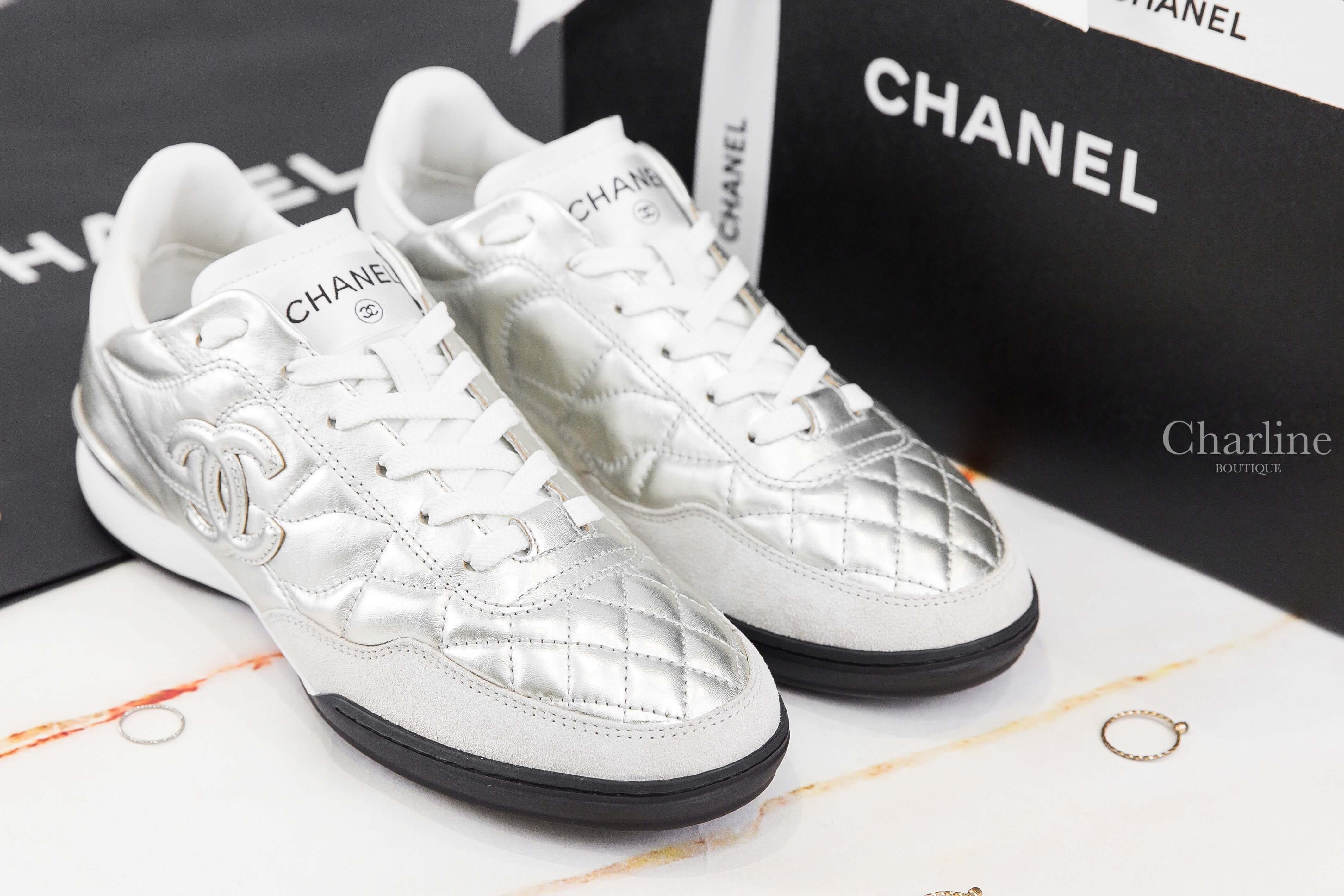 Chanel Trainers 銀色銀CC菱格紋拼灰色麂皮/白色小牛皮黑底運動鞋-Charline Boutique 精品代購