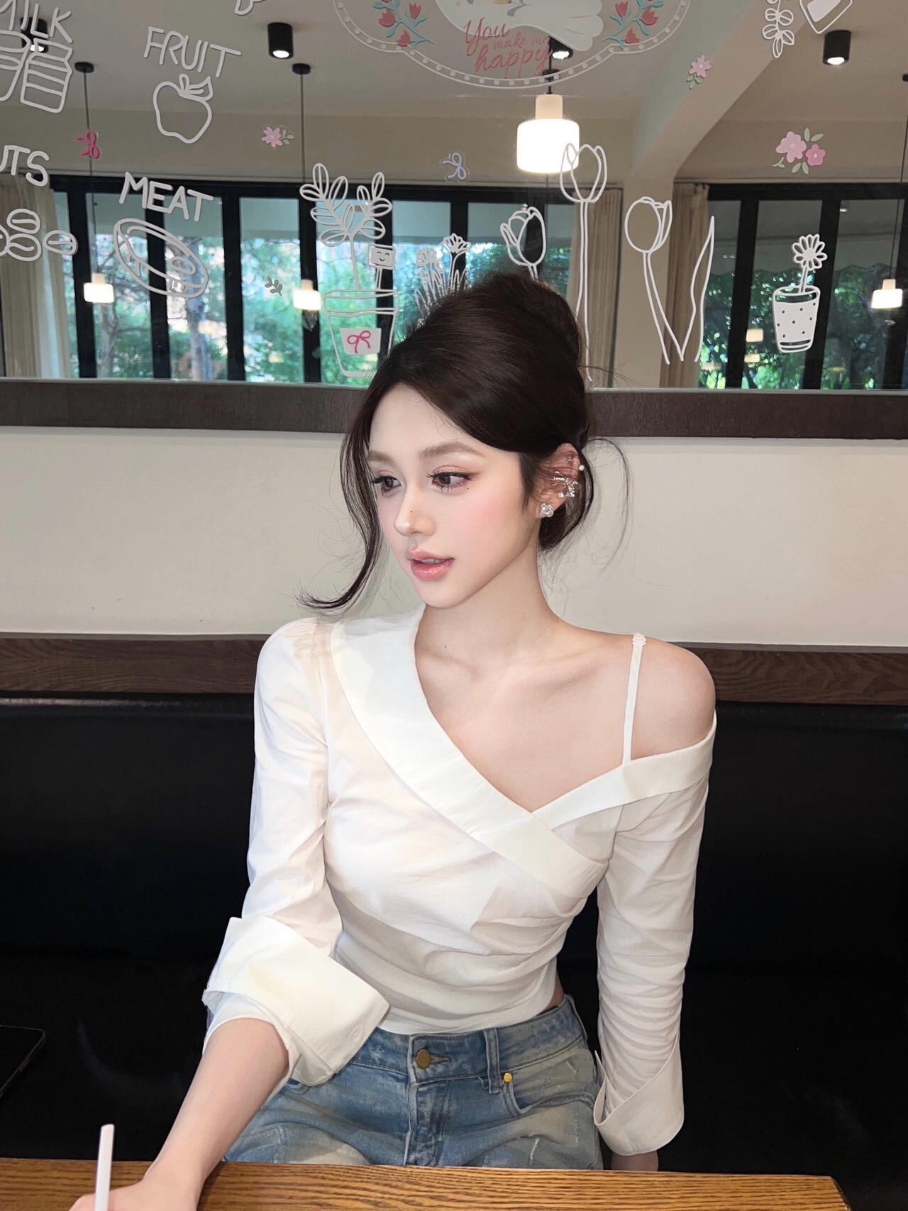 "許我耀眼"不對稱露肩襯衫