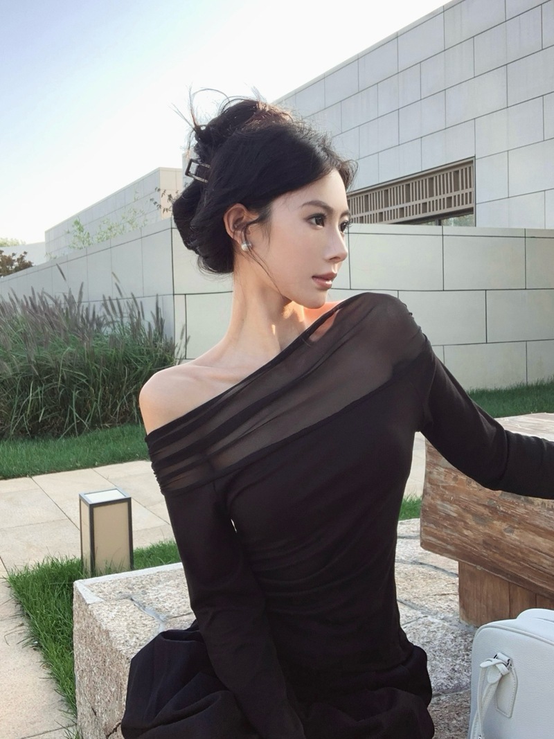 網紗拼接透膚露肩上衣