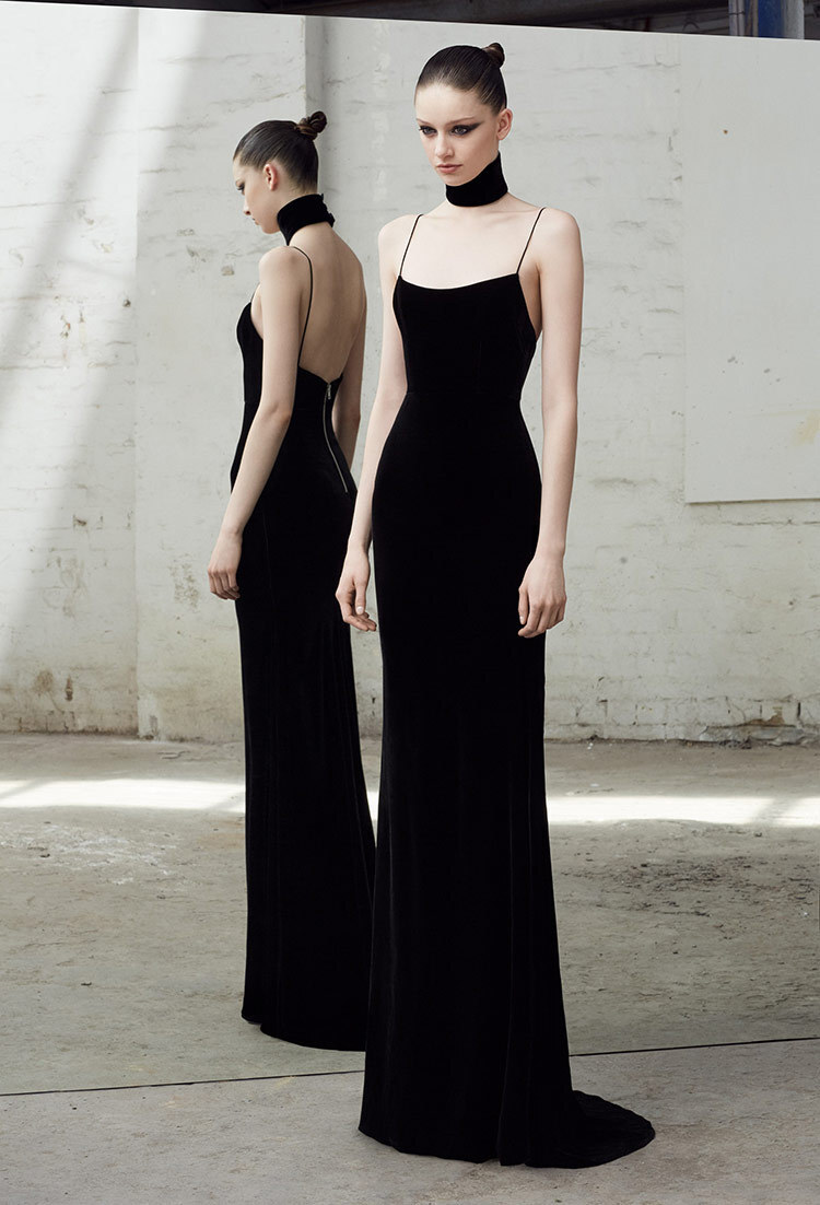 細肩帶絲絨露背長禮服