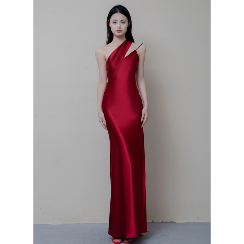 不對稱露肩 綢緞長洋