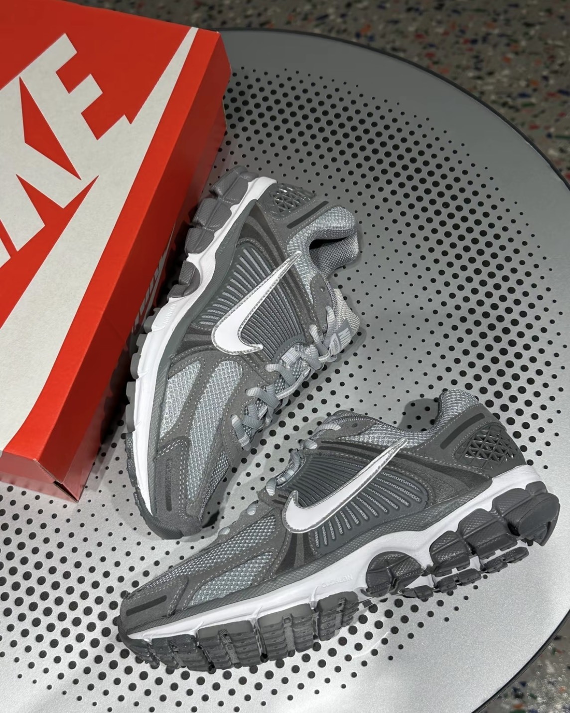 #現貨 NIKE ZOOM VOMERO 5 復古慢跑鞋 休閒鞋 HF1553-003 灰