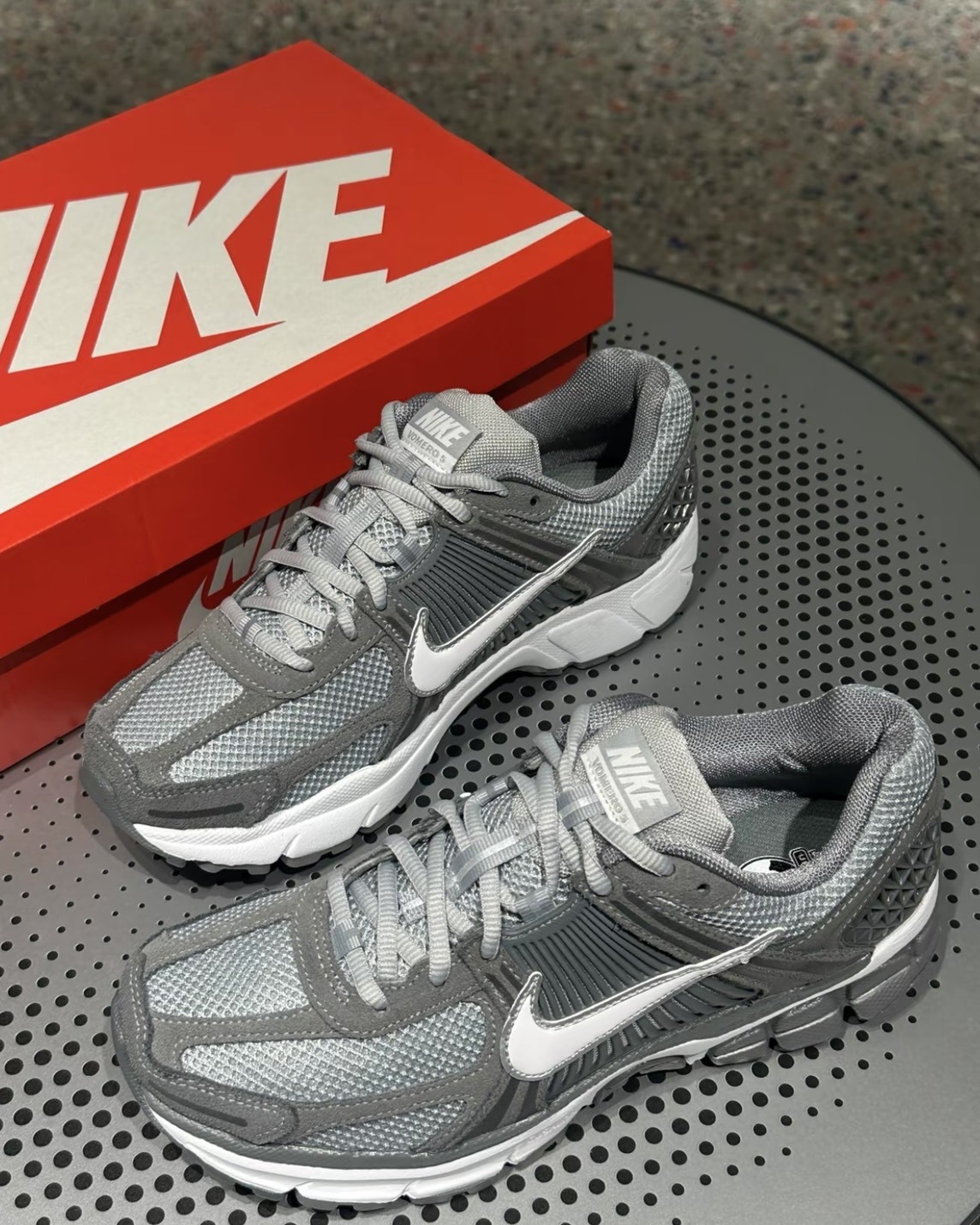 #現貨 NIKE ZOOM VOMERO 5 復古慢跑鞋 休閒鞋 HF1553-003 灰