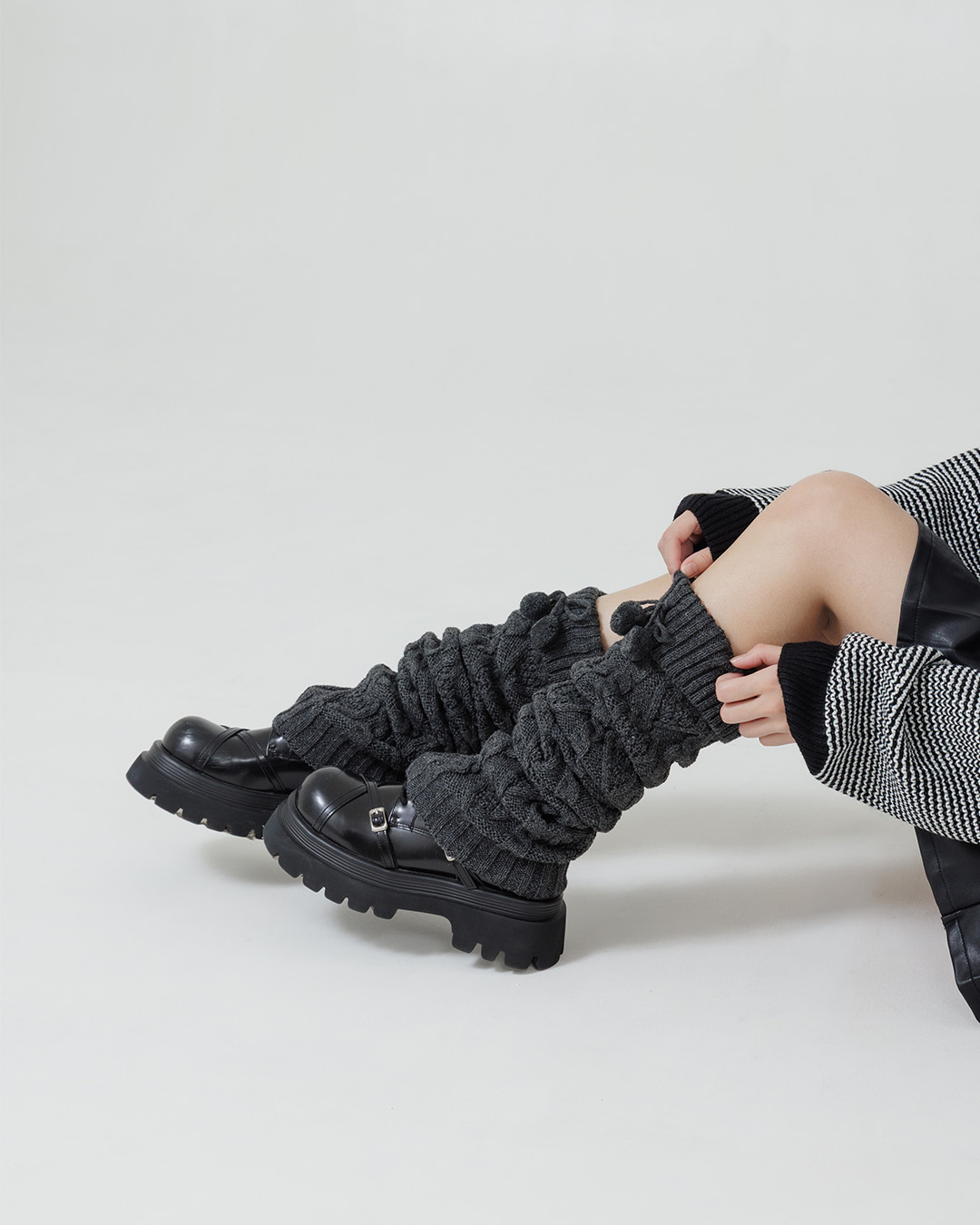 Cable knit socks with pom-poms and bows, available in two colors.【07130051】in stock+pre-order