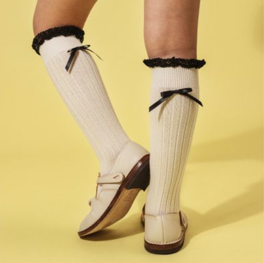 (預購) COLLEGIEN 螺紋蕾絲邊蝴蝶結中筒襪 Domitille - 037 Doux Agneaux 米白