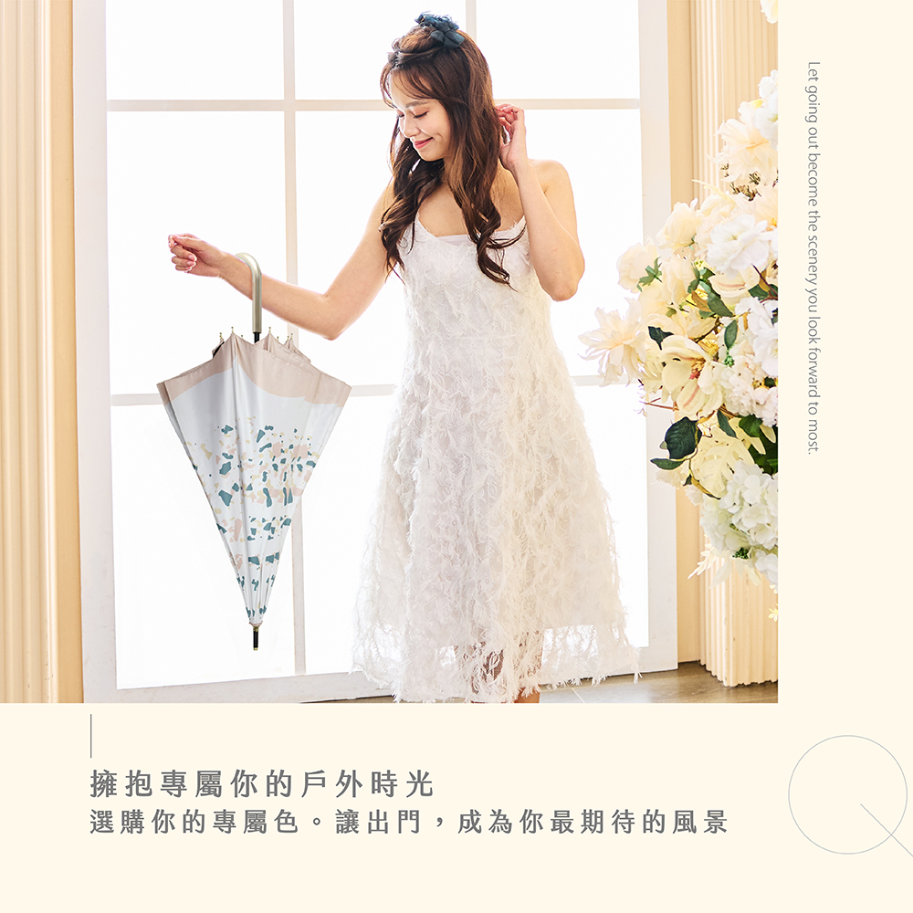 身穿白色蕾絲洋裝的女性站在窗邊，手持印花長傘微笑，旁邊有白色花卉裝飾，營造優雅戶外時光感