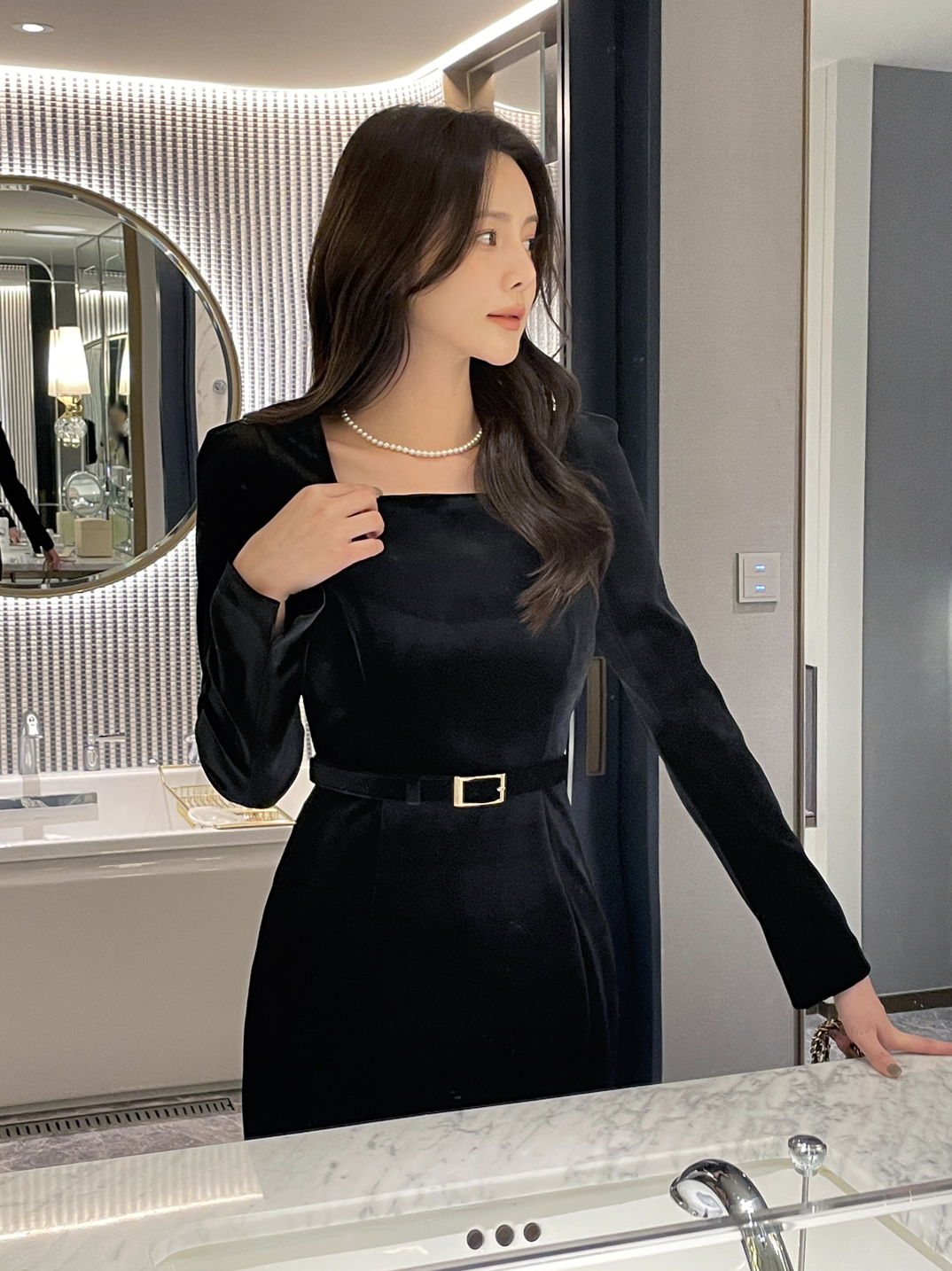 Monica 絲絨方領包臀洋裝 [ 黑色 / S,M,L ]