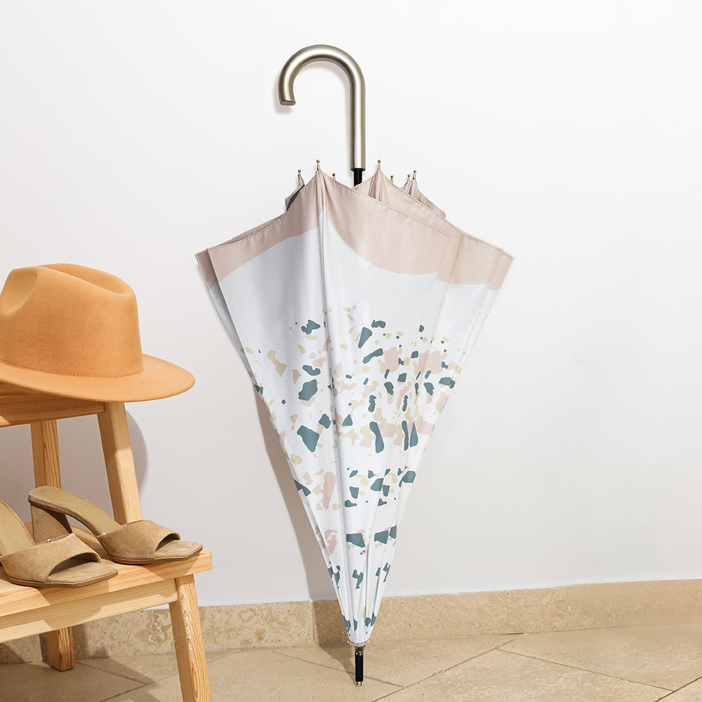 一把21吋防曬中長傘日系花影_橘沐斜靠於牆邊，旁邊放著同色系的衣著裝飾