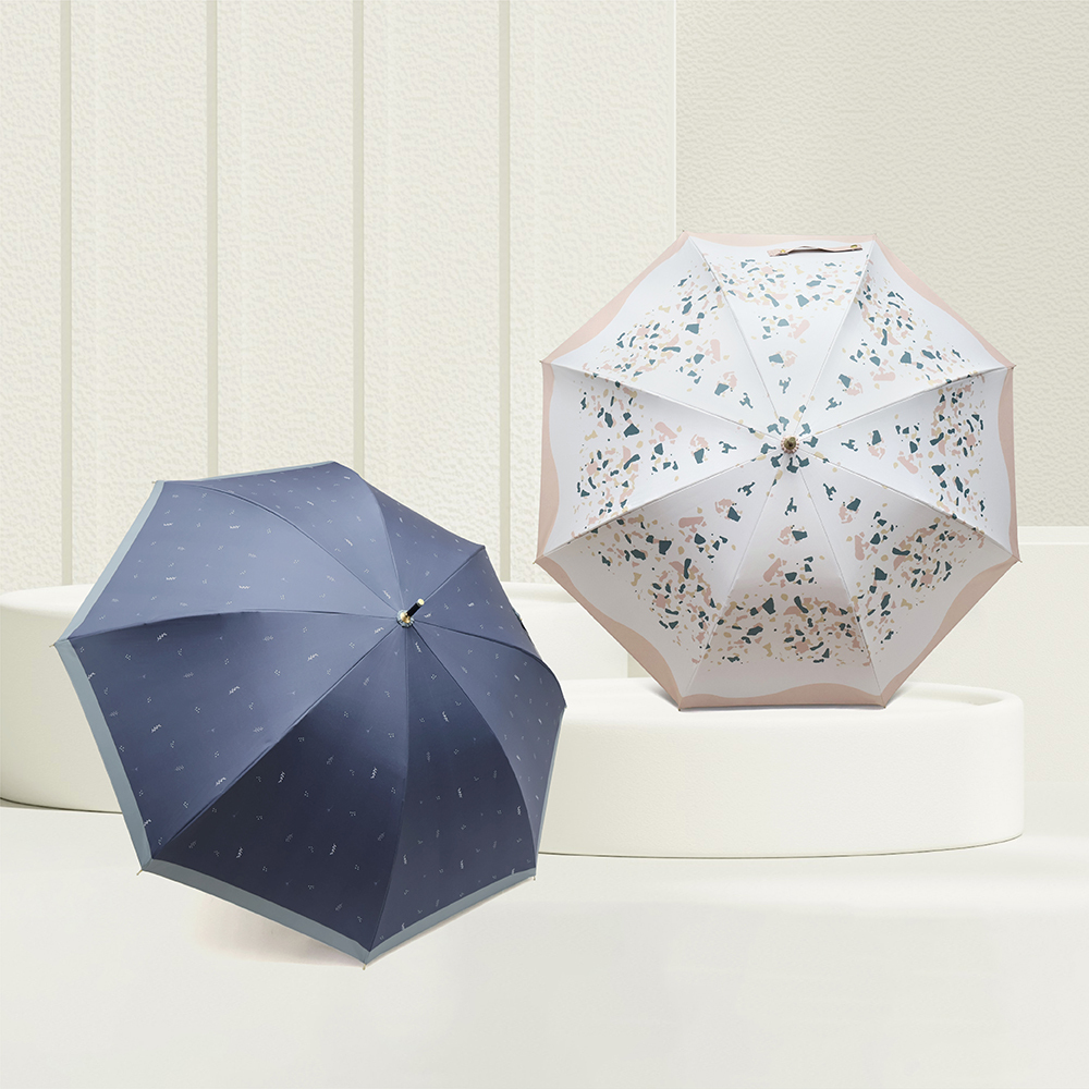 在純白背景的展示台上展示21吋防曬中長傘日系花影的橘沐及蔚羽