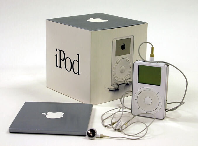 2001，Apple iPod 問世，MP3 成為「隨身音樂」的主流格式