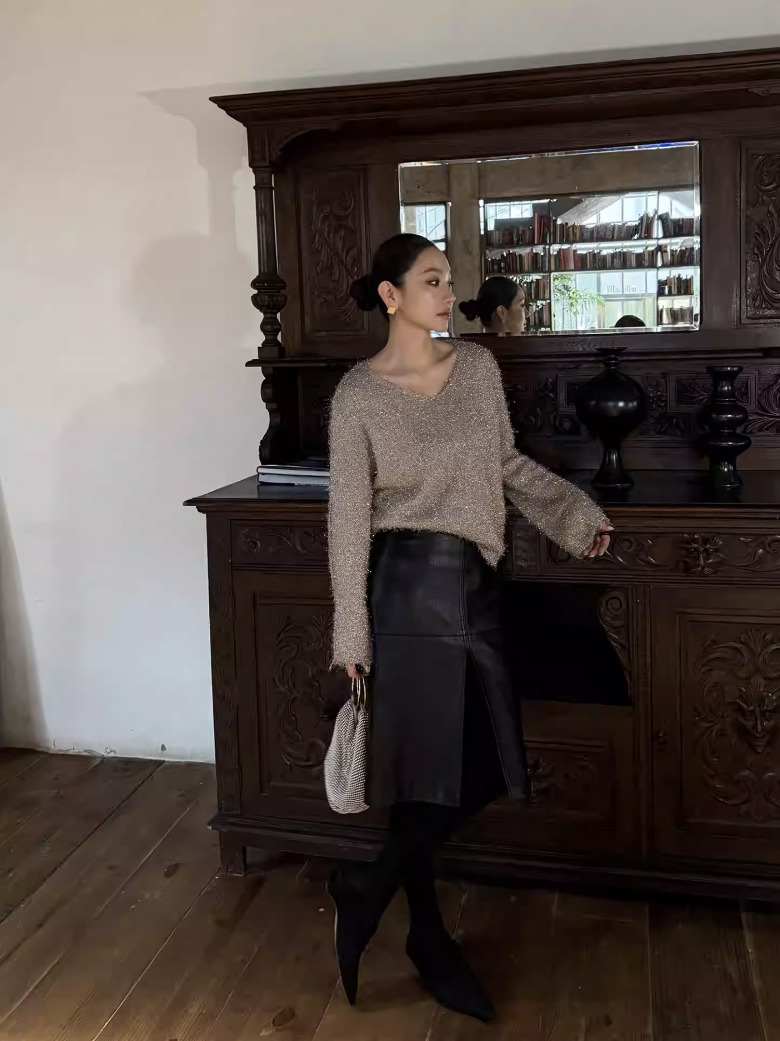 奶油杏立體球球毛海感V領上衣-S-L (Elegant & Love)