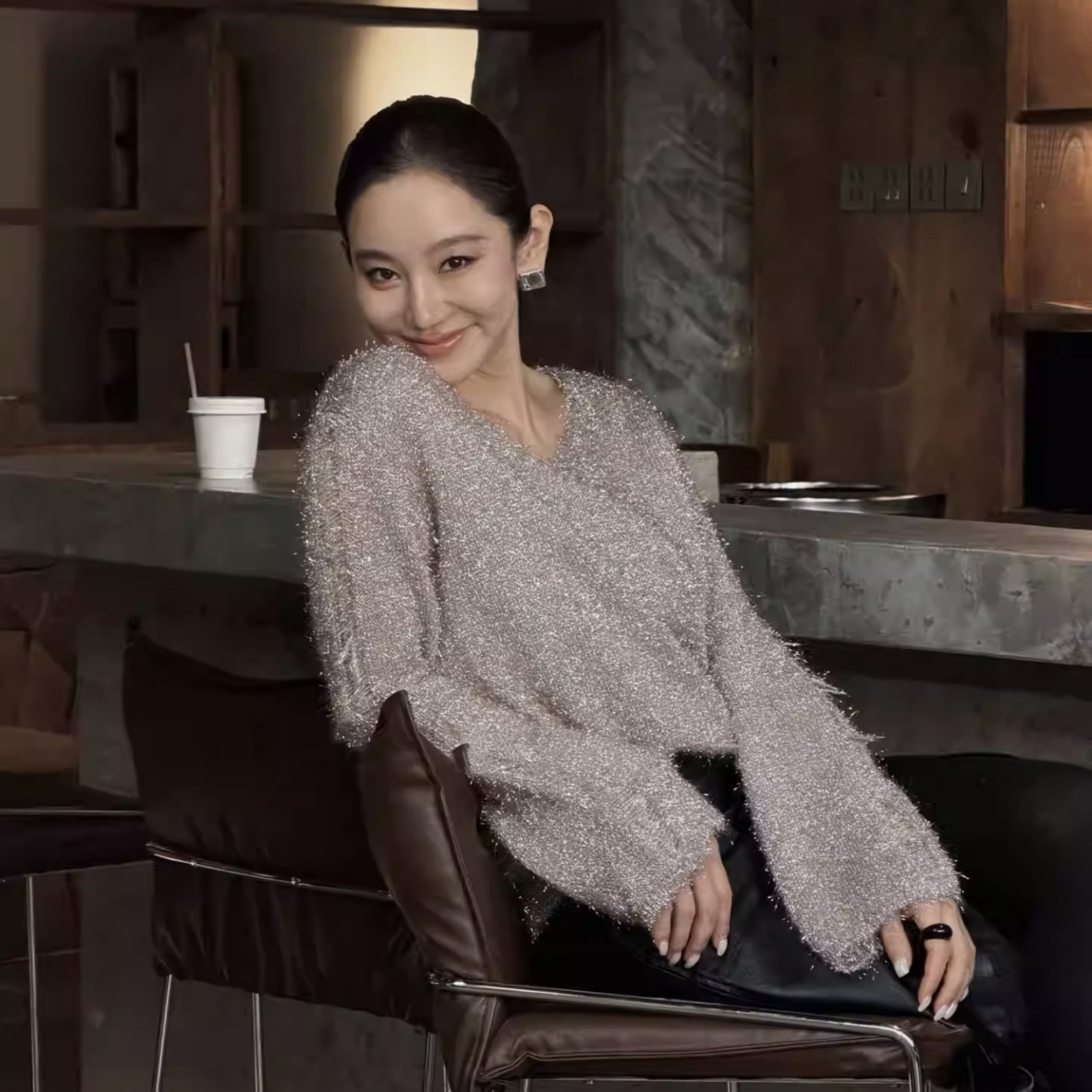 奶油杏立體球球毛海感V領上衣-S-L (Elegant & Love)