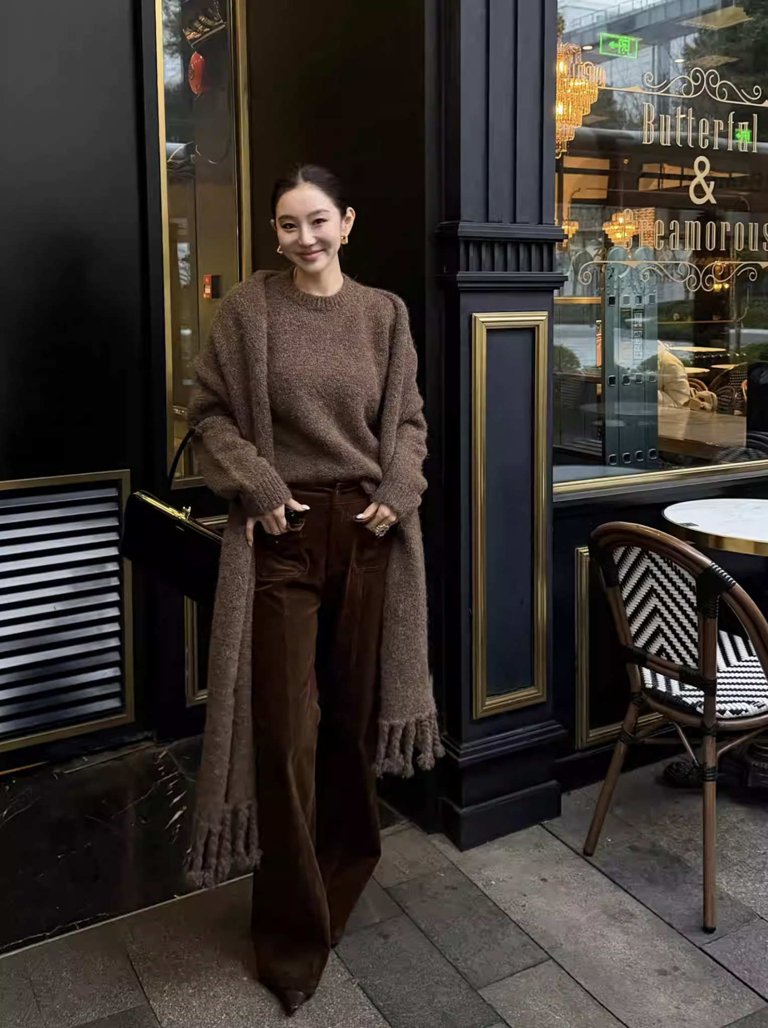 巧克力色溫暖圓領毛衣+同色系圍巾-S-L (Elegant & Love)