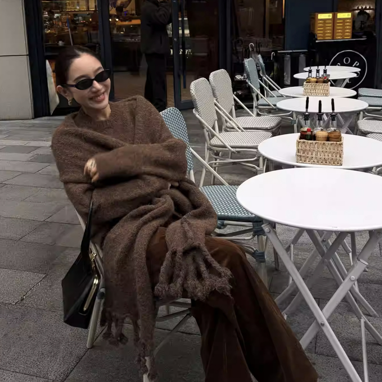 巧克力色溫暖圓領毛衣+同色系圍巾-S-L (Elegant & Love)