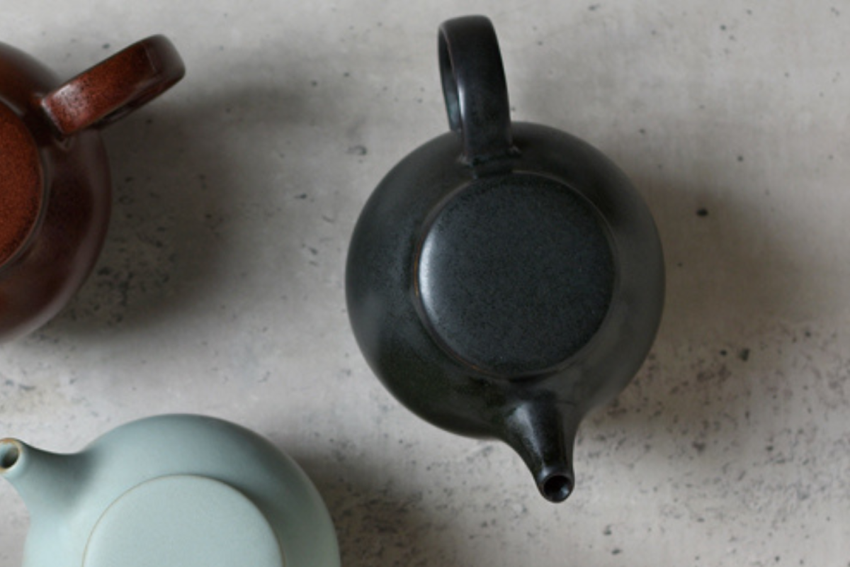 KINTO-PEBBLE 茶壺,靈感來自於戶外溪流常見的圓鵝卵石,外型也如其名的可愛圓潤感