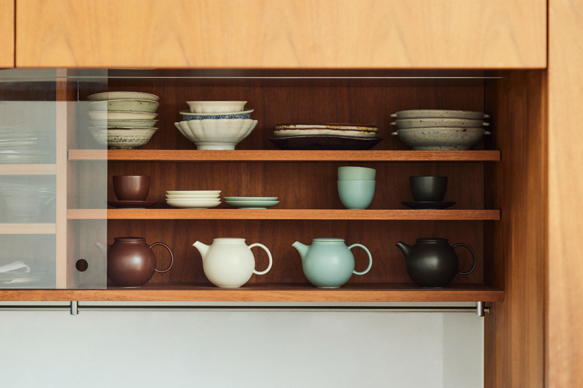 KINTO-PEBBLE 茶壺,全程由日本工匠手工燒製瓷器,壺嘴精緻設計能易於傾倒,流水順暢