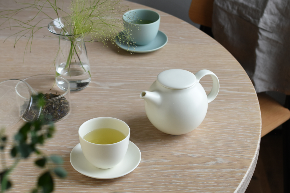 KINTO-PEBBLE 茶壺,並配有相對應的杯盤組,能另作點心盤使用,提供茶具不同的新樣貌