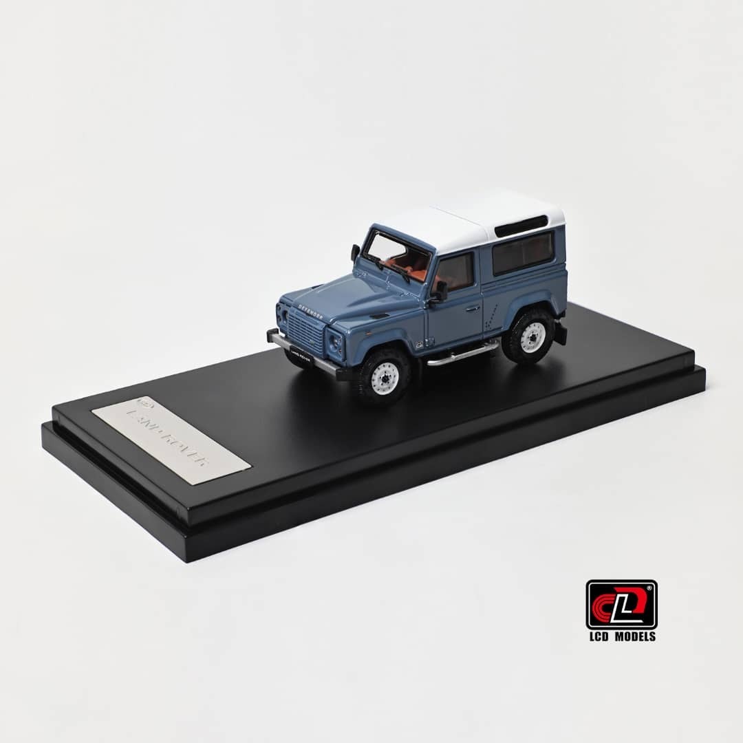 PO-$140 * LCD * 1:64 LAND ROVER DEFENDER 90 V8 BLUE