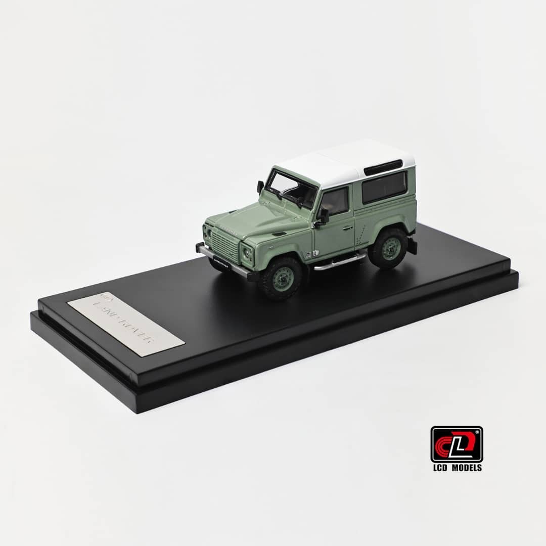 PO-$140 * LCD * 1:64 LAND ROVER DEFENDER 90 V8 GREEN