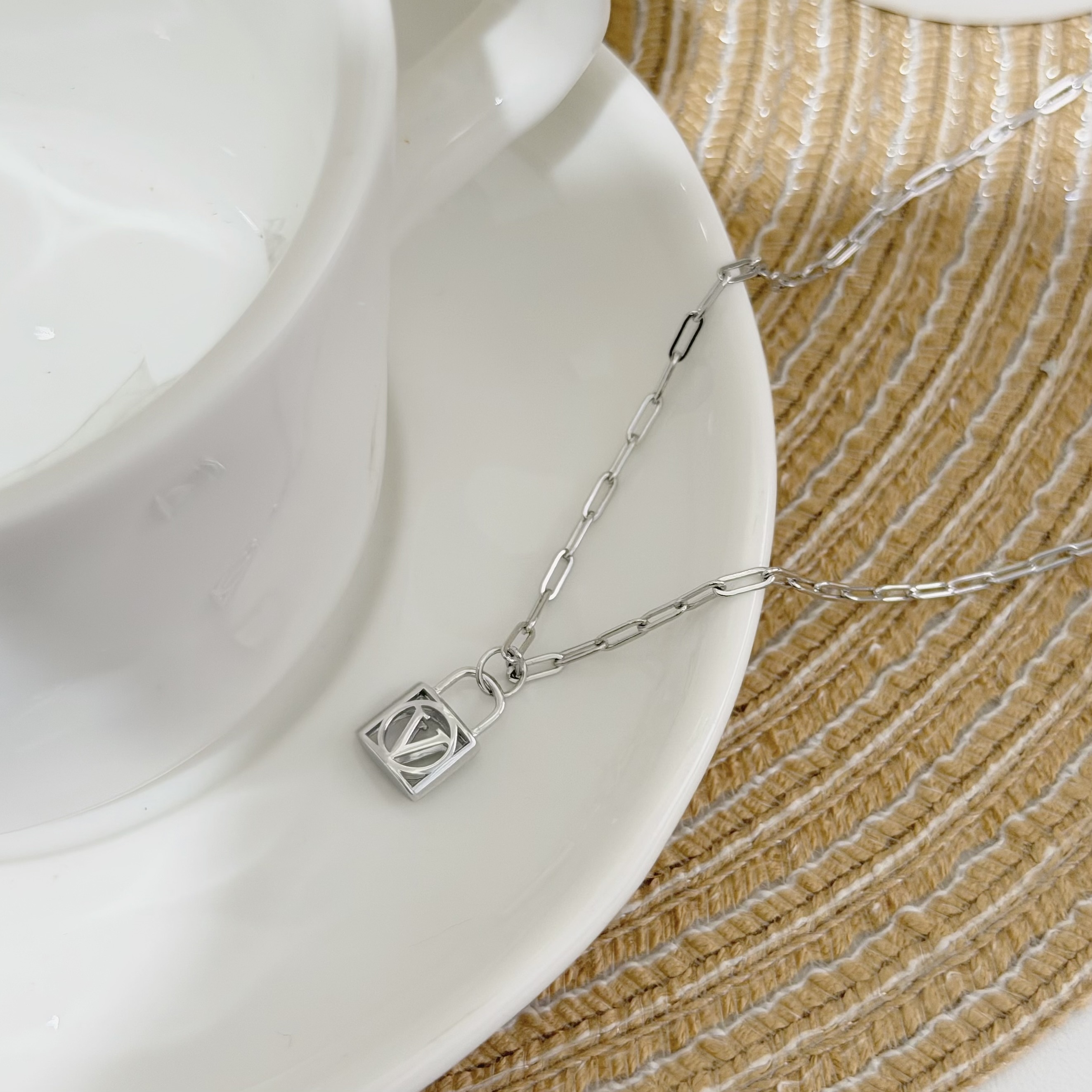 Y442【輕奢】鏈條鏤空字母鎖扣純銀鎖骨鏈