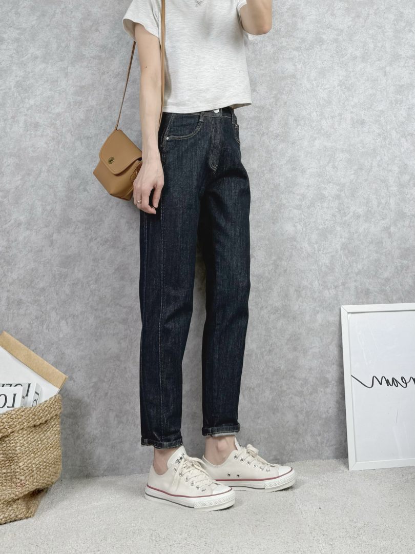 不貼腿修飾比例之深色單寧錐型褲