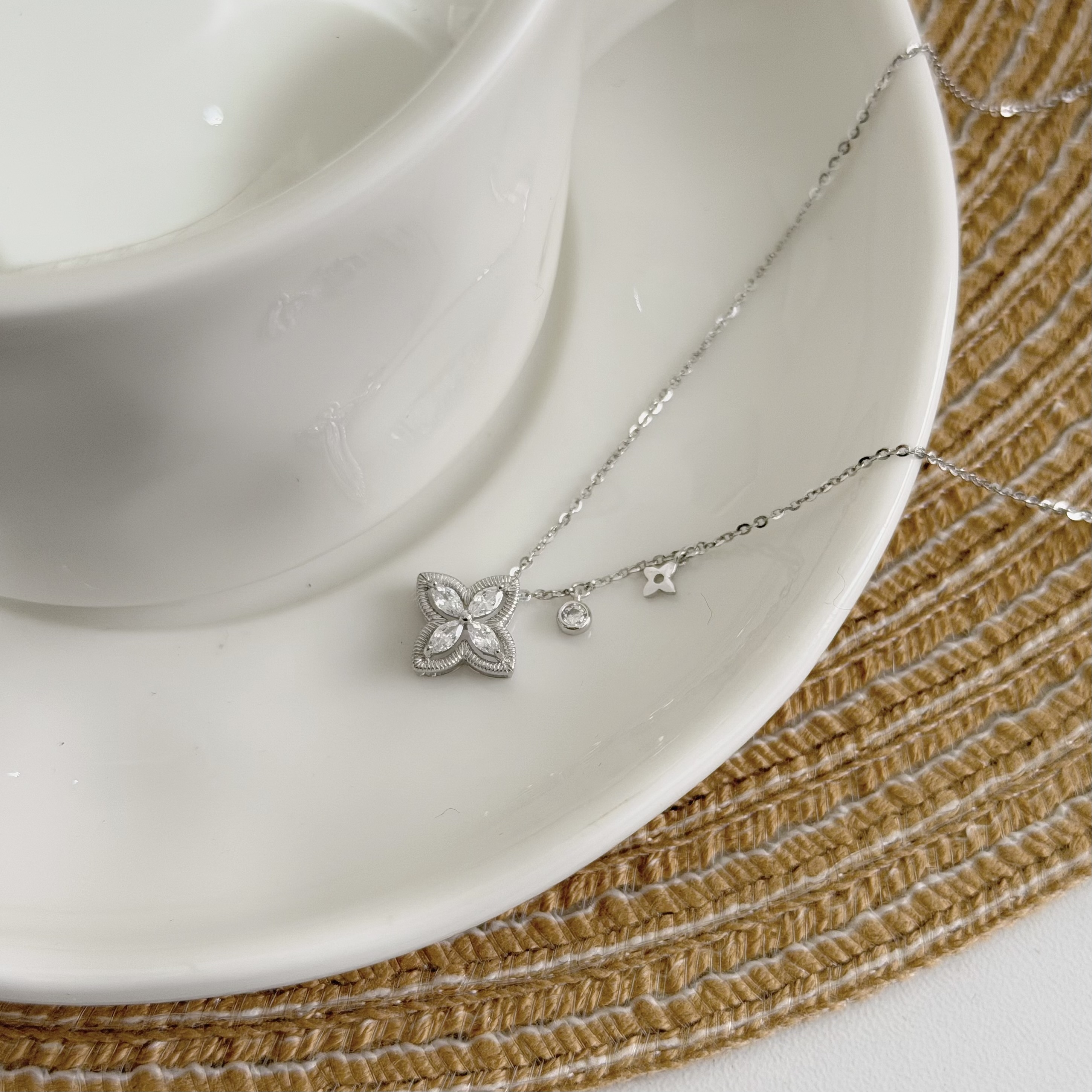 Y257【輕奢】四葉草排鑽鋯石鎖骨鏈