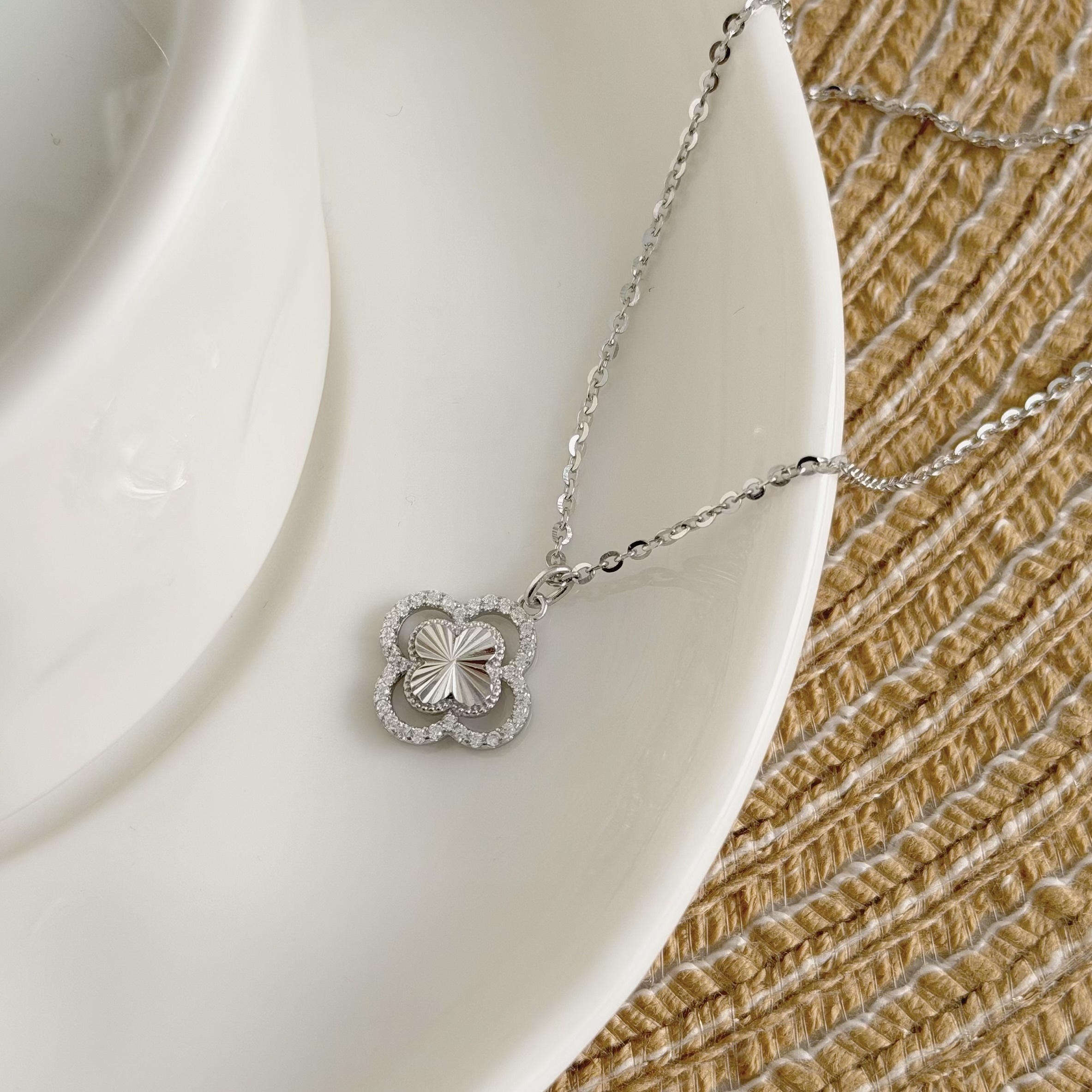 P156滿鑽切割鏤空四葉草純銀鎖骨鏈