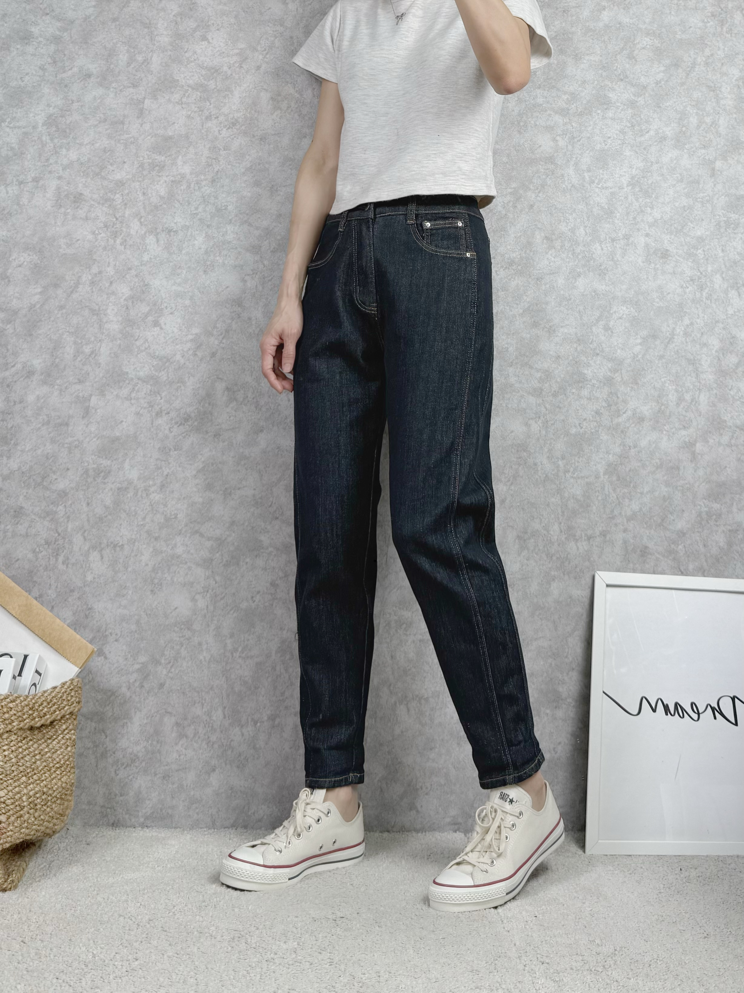 不貼腿修飾比例之深色單寧錐型褲